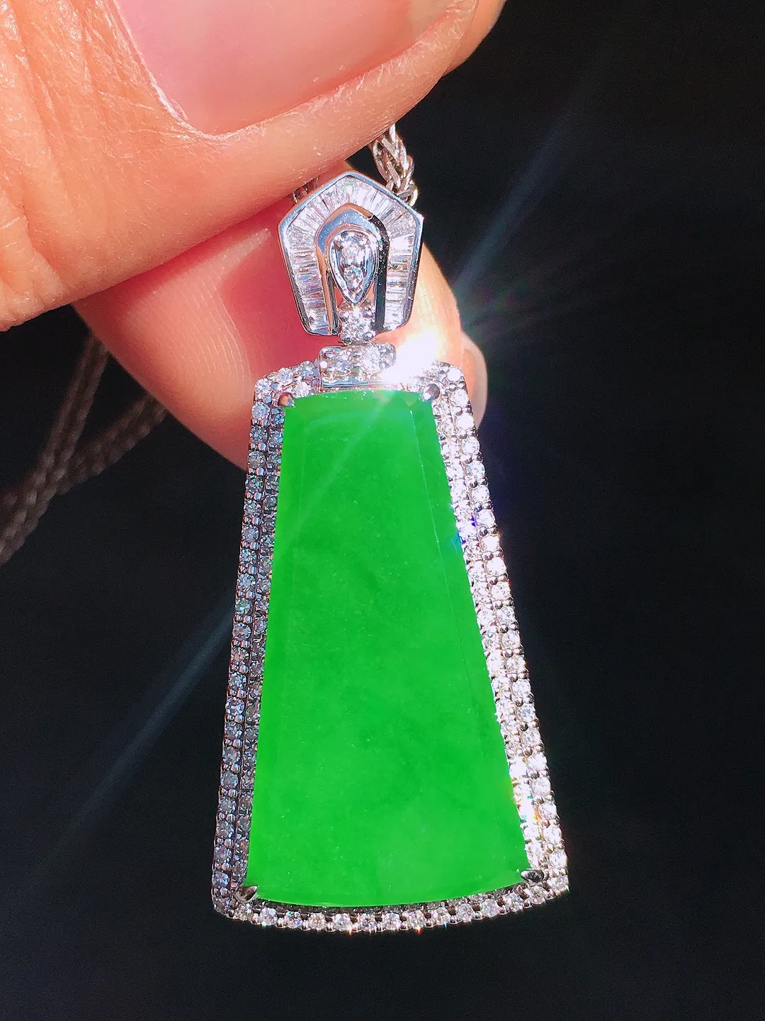 阳绿无事牌吊坠，色泽均匀艳丽，玉质细腻，荧光感超
强，饱满圆润，尽显优雅气质，18k
金豪华镶嵌