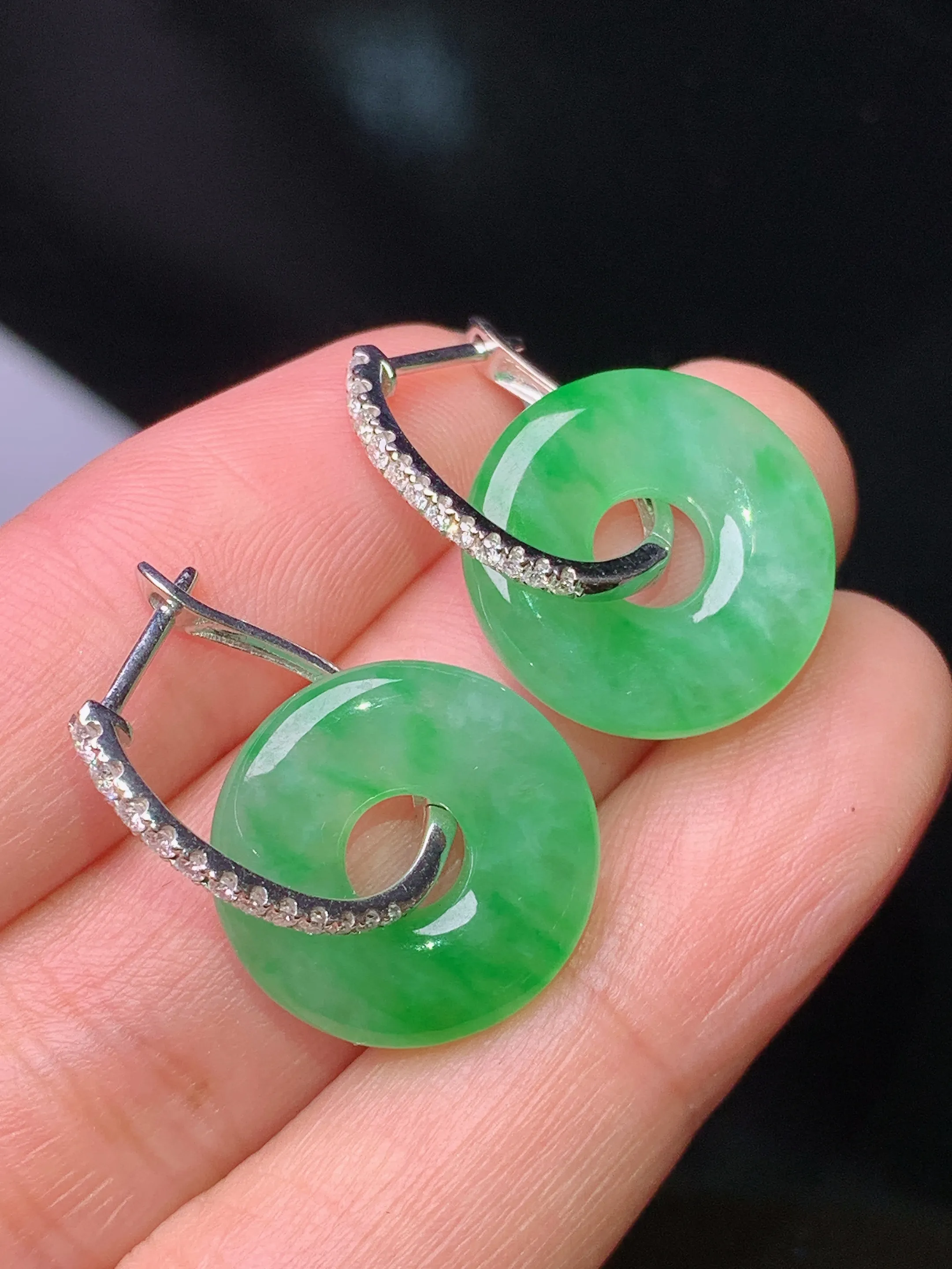 18k金钻镶嵌吊坠 玉质细腻 色泽艳丽清新 整体尺寸24.5*16.5*3.6