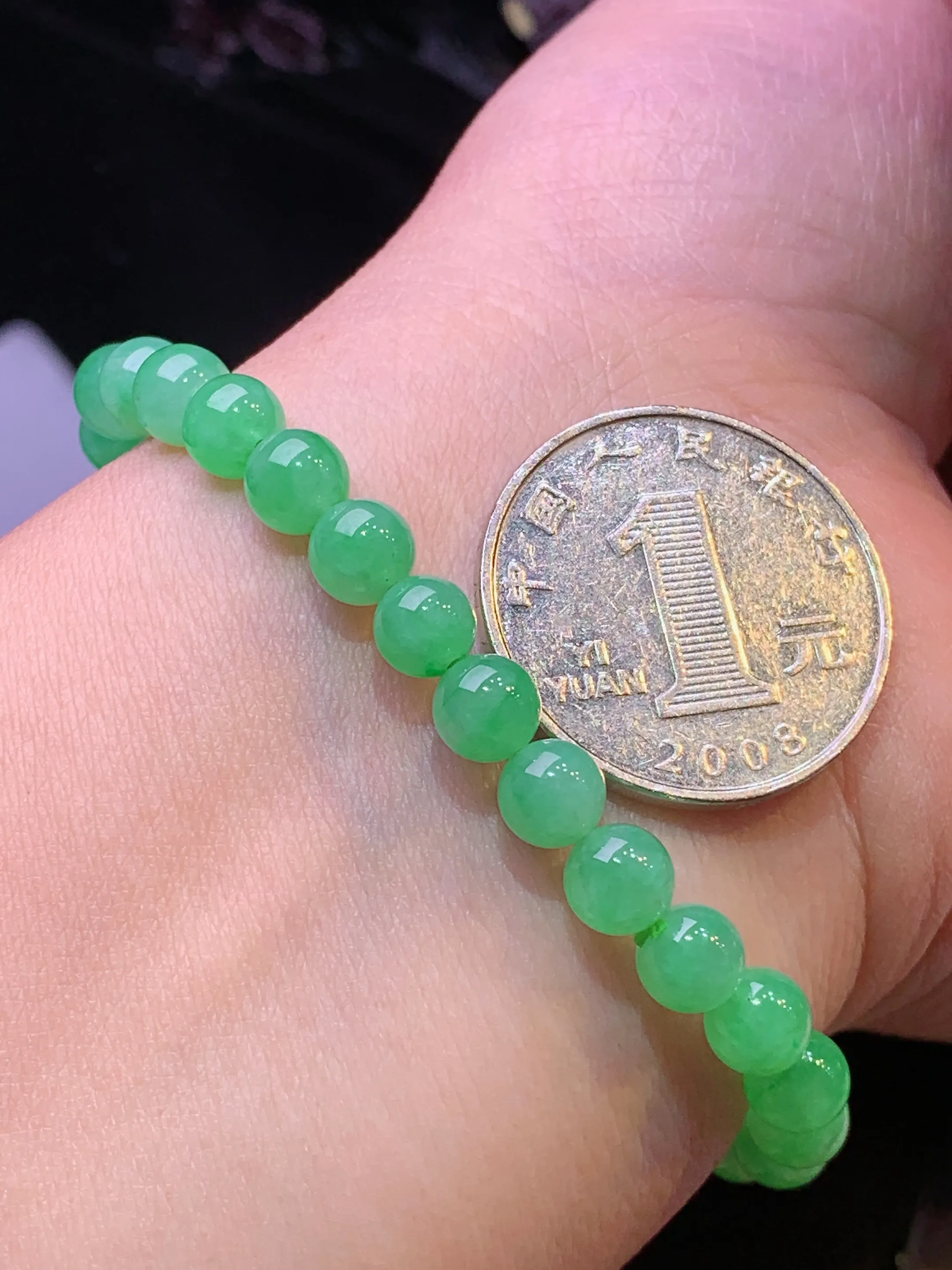 翠绿圆珠手链 玉质细腻 色泽艳丽清新 整体尺寸6.2