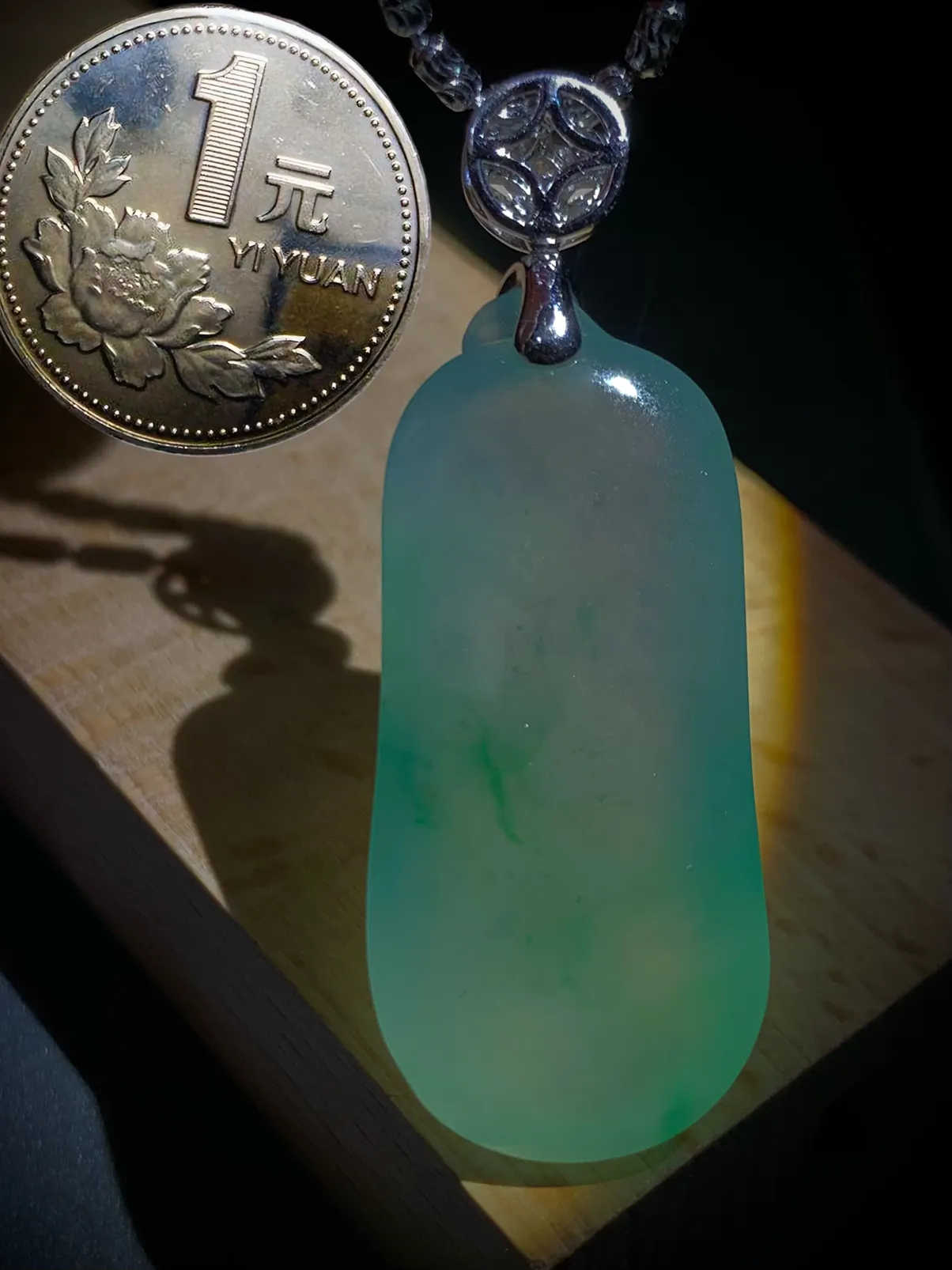 绿花福瓜，51-裸石41-19-11mm，
16g，18K金，南非钻，不配图链