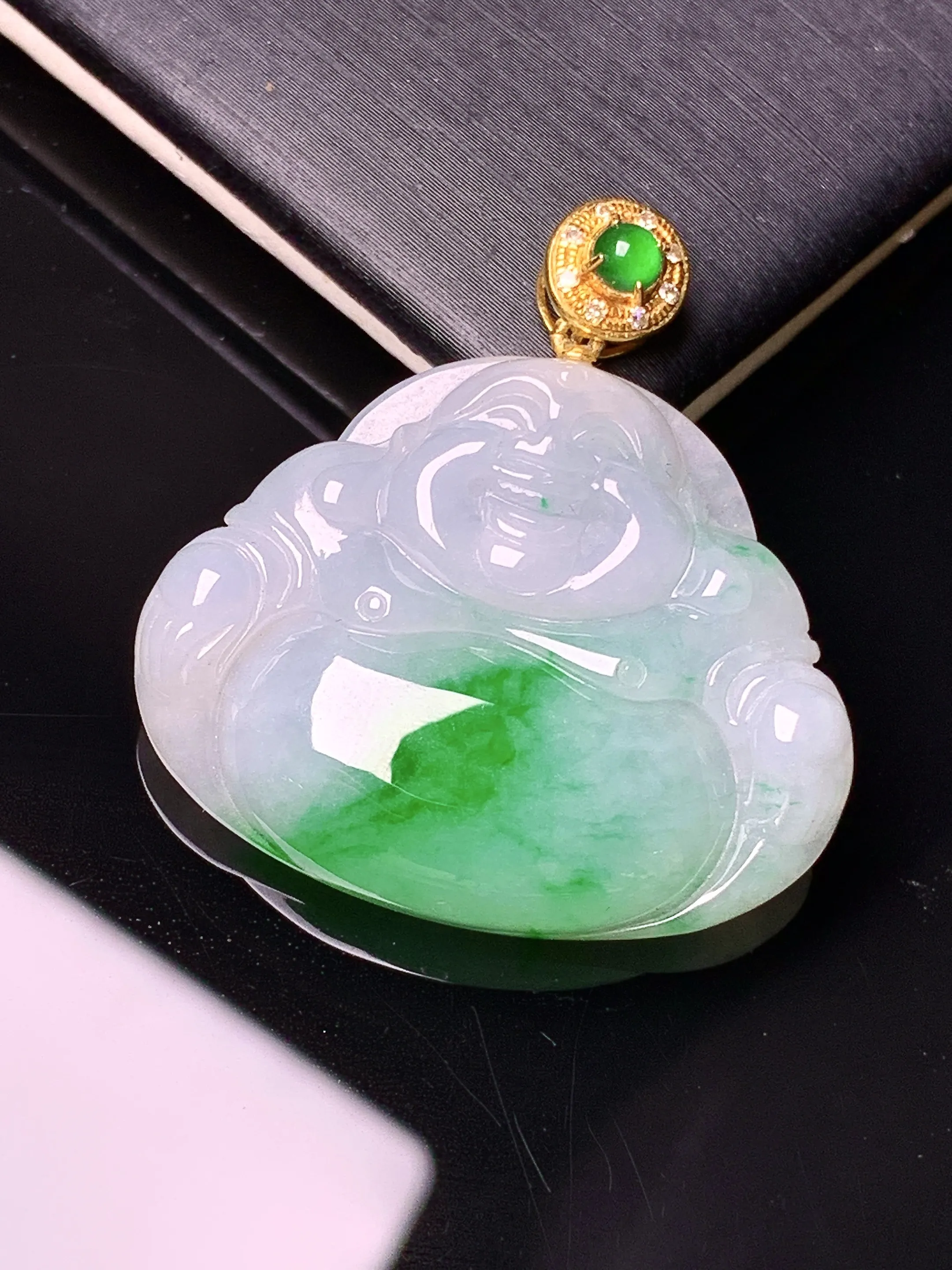 18k金钻镶嵌飘绿佛公吊坠 玉质细腻 色泽艳丽清新 整体尺寸32.3*30.5*5.8
