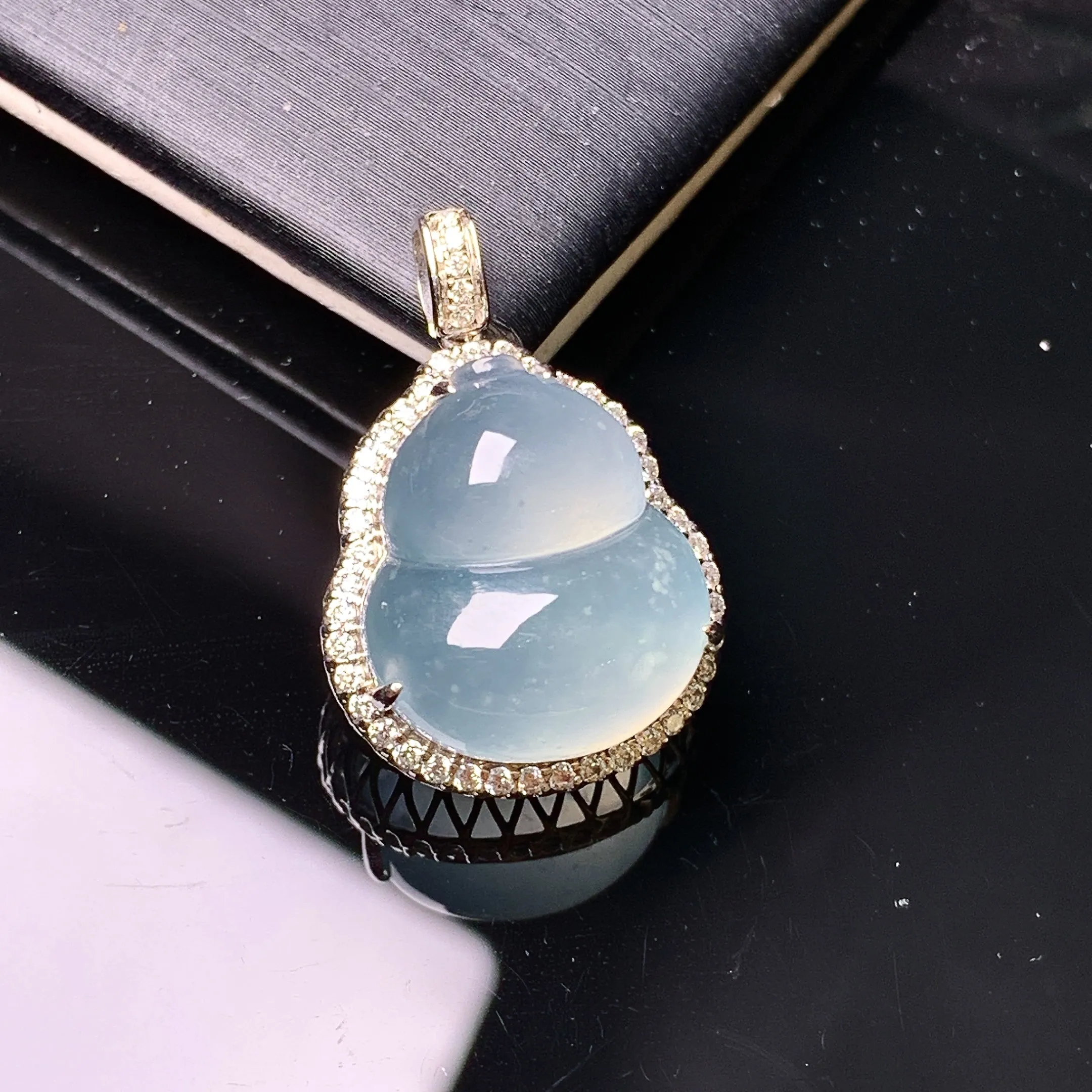 18k金钻镶嵌冰种葫芦吊坠 玉质细腻 色泽艳丽清新 整体尺寸25*17*10.6