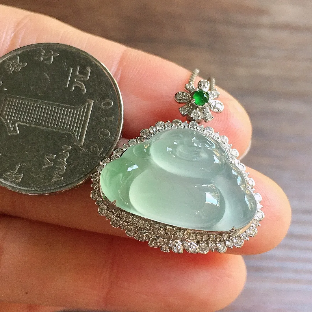 冰晴底舒佛吊坠，18k金镶嵌，冰润细腻，品相好，种水足Lj 尺寸26.4*25.3*10.7