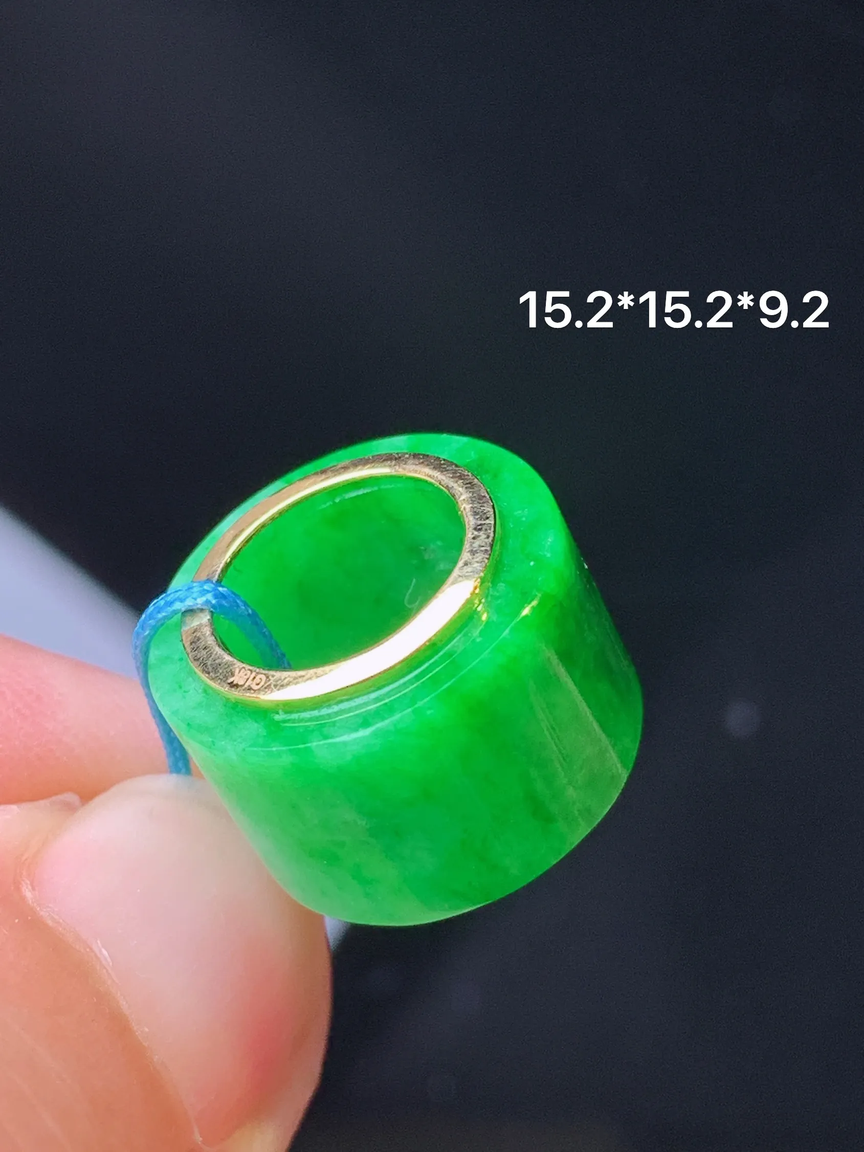 18k金镶嵌翠绿路路通吊坠 玉质细腻 色泽艳丽清新 整体尺寸15.2*15.2*9.2