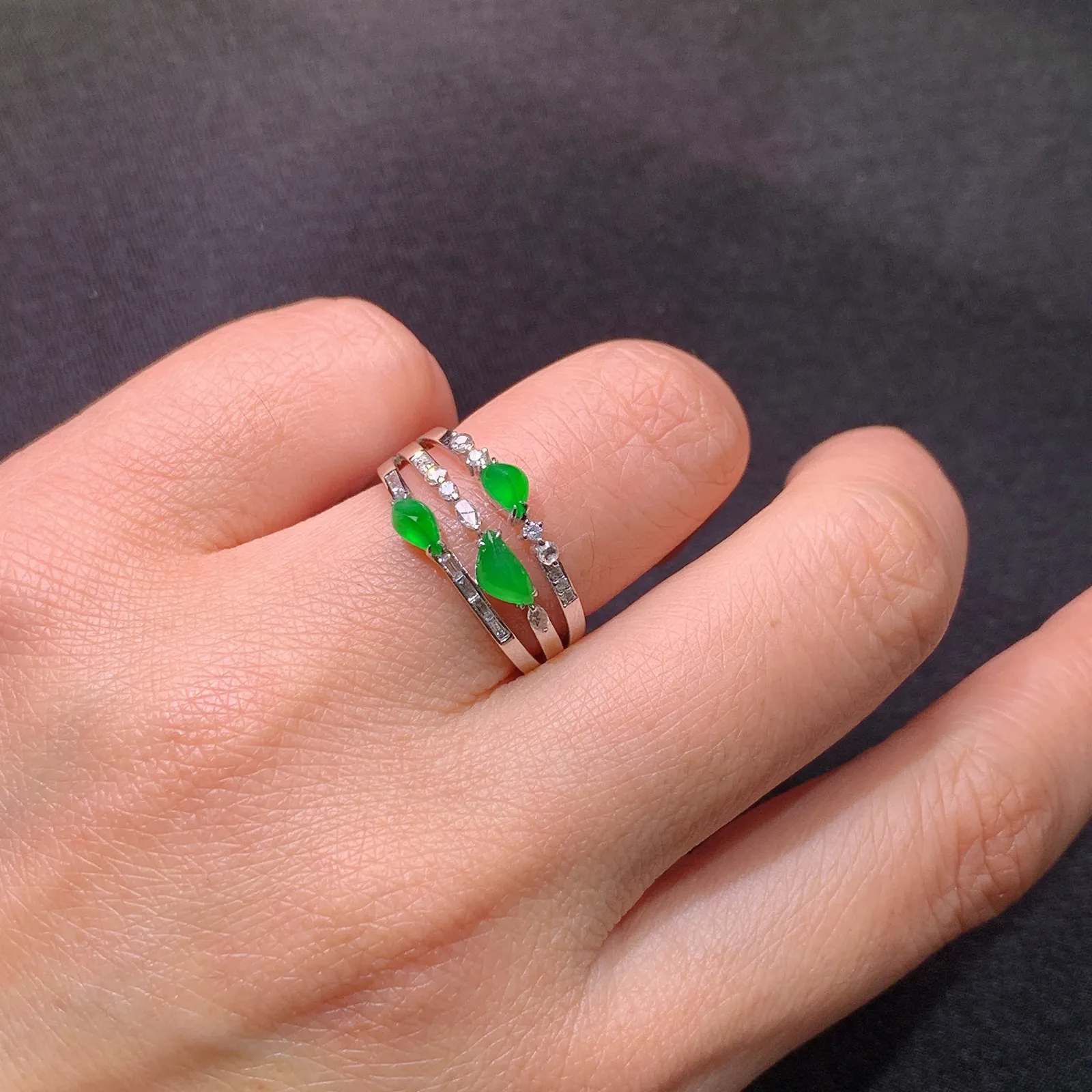 冰阳绿随形戒指，18k金镶嵌，款式新颖，冰润色阳，种水足，Of 圈口15 裸石5.2*2.3*2