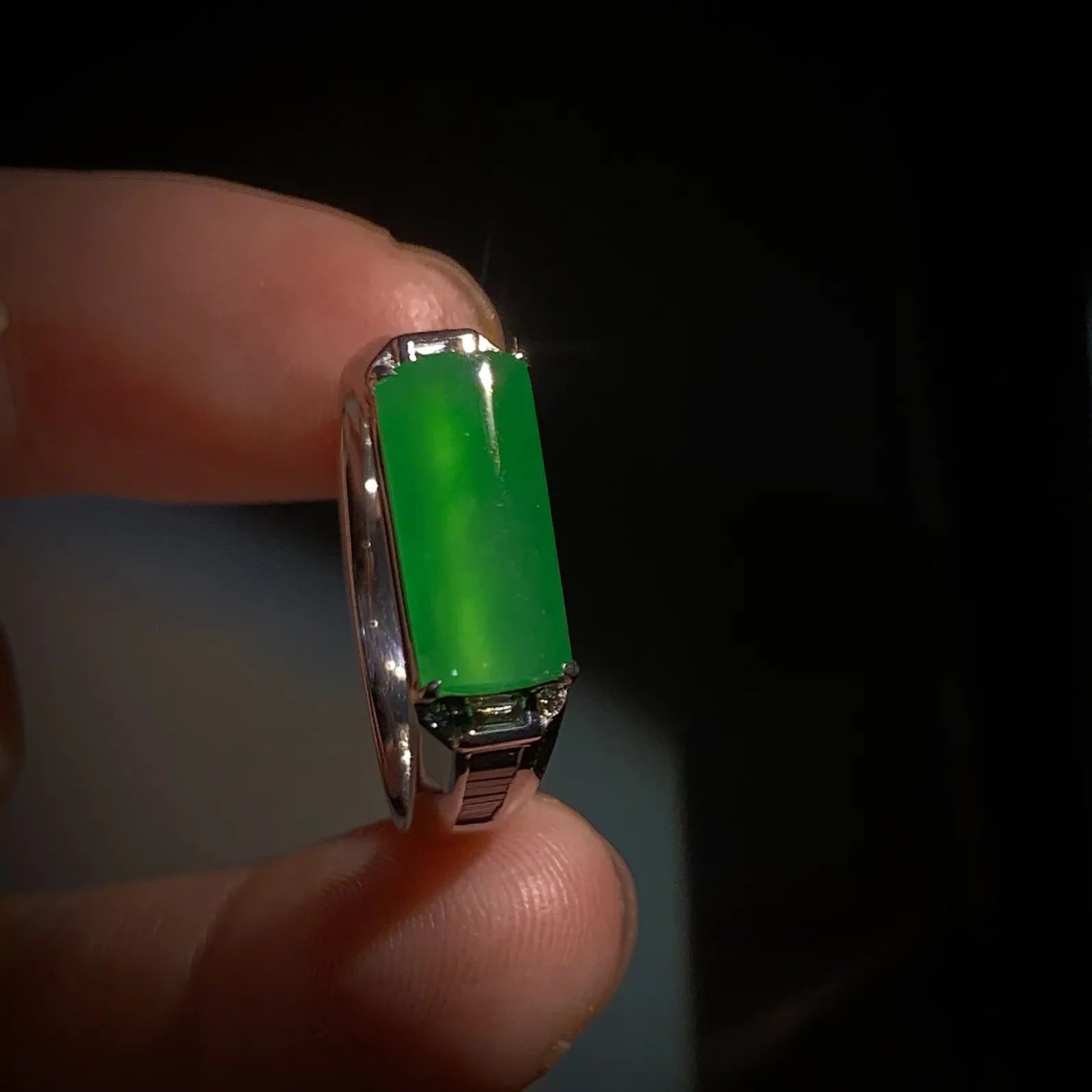 马鞍戒男戒女戒通用款戒指，
裸石13.3-6.2-3mm，
圈口内径18.3mm，18#，
18K金