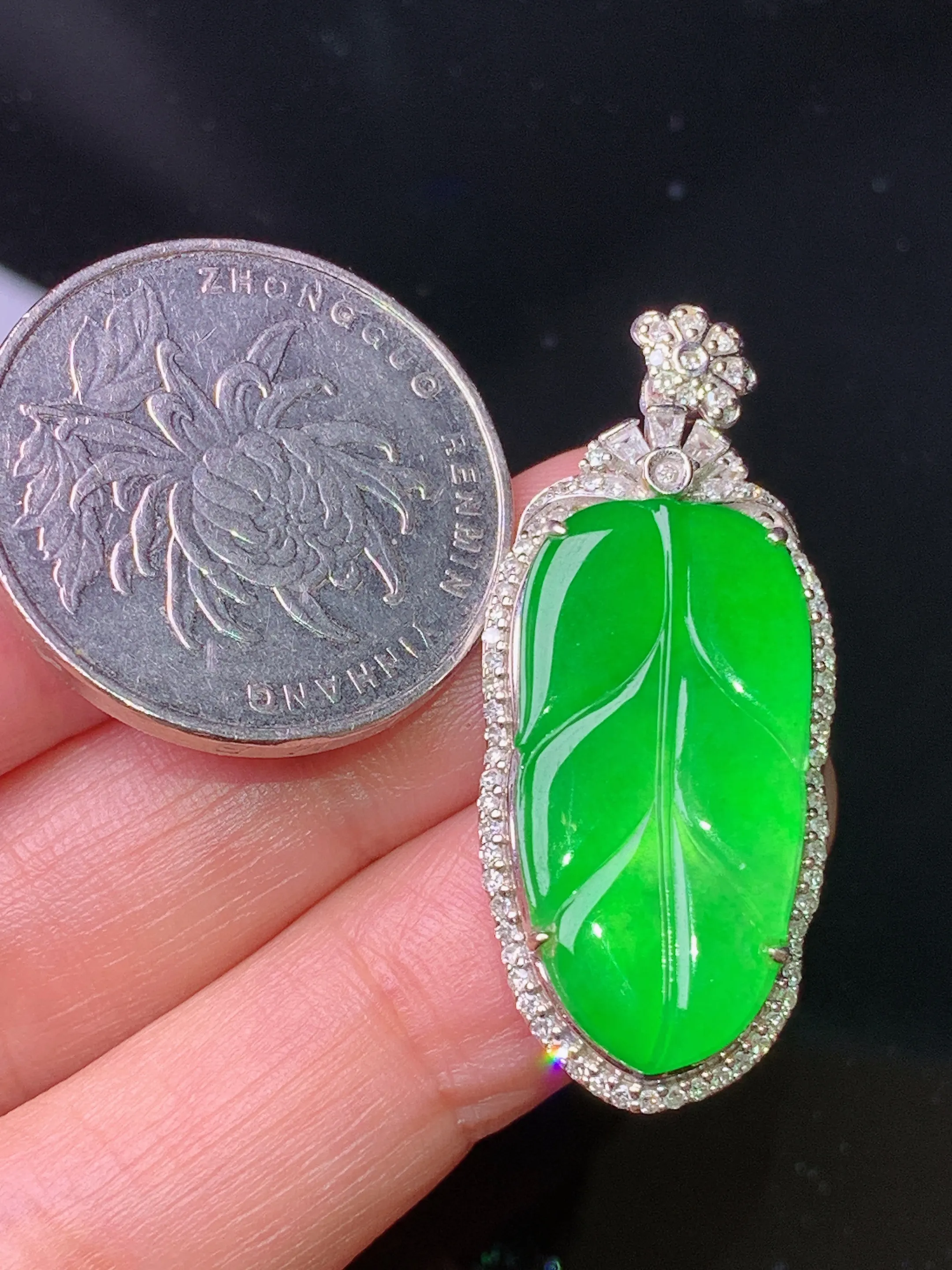 18k金钻镶嵌翠绿树叶吊坠 玉质细腻 色泽艳丽清新 整体尺寸36.5*15.8*6.8