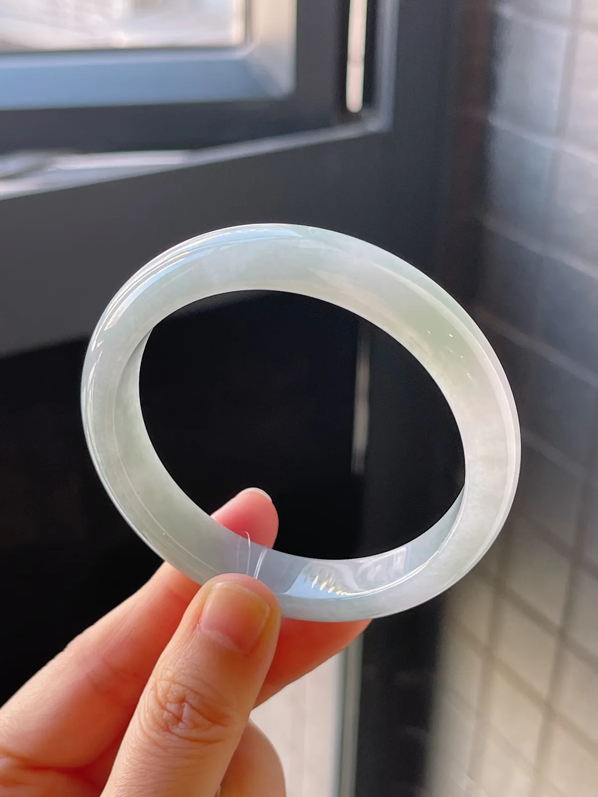 正圈56圈口，翡翠糯化种淡绿色手镯