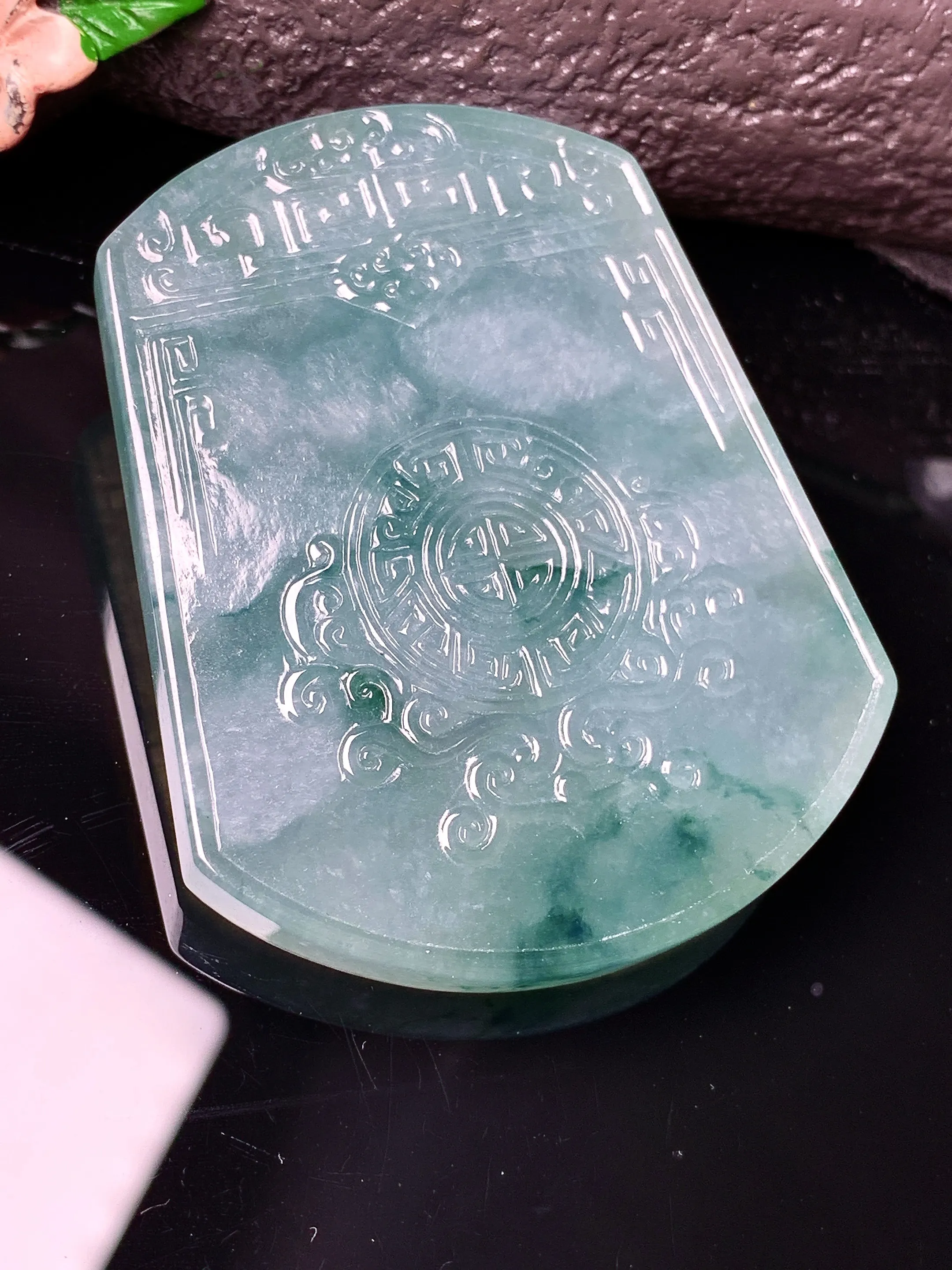 飘花雕花无事牌吊坠 玉质细腻 色泽艳丽清新 整体尺寸54.2*43.2*5.8