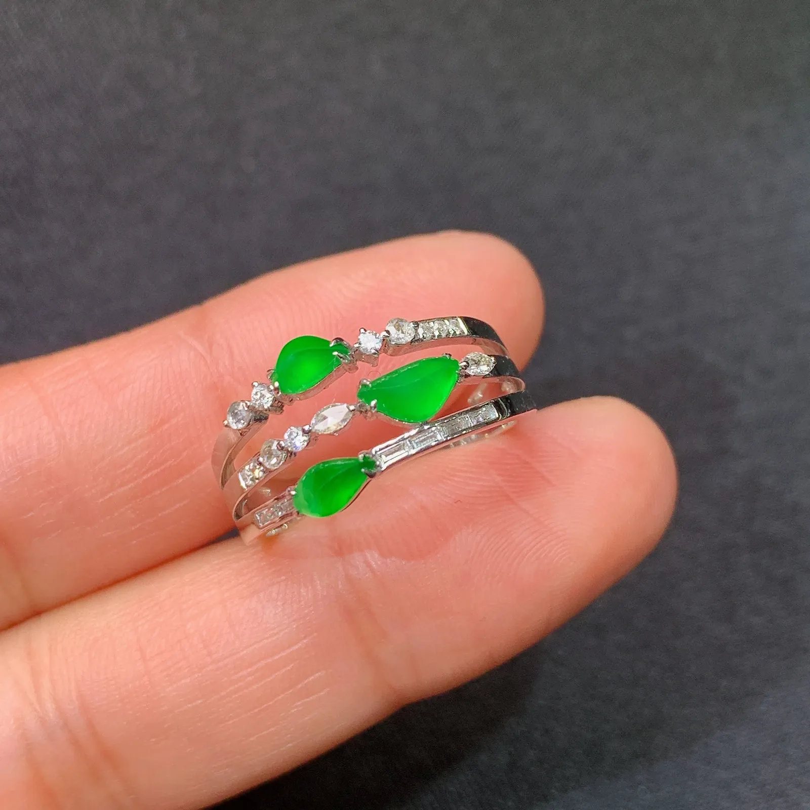 冰阳绿随形戒指，18k金镶嵌，款式新颖，冰润色阳，种水足，Of 圈口15 裸石5.2*2.3*2