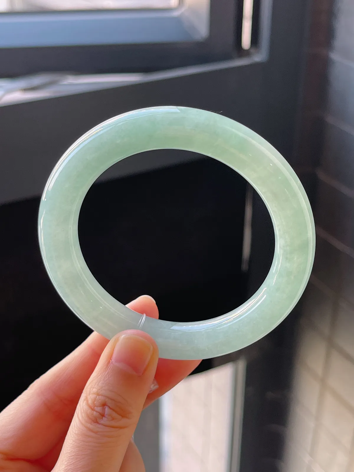 圆镯53圈口，翡翠冰糯种浅绿色手镯