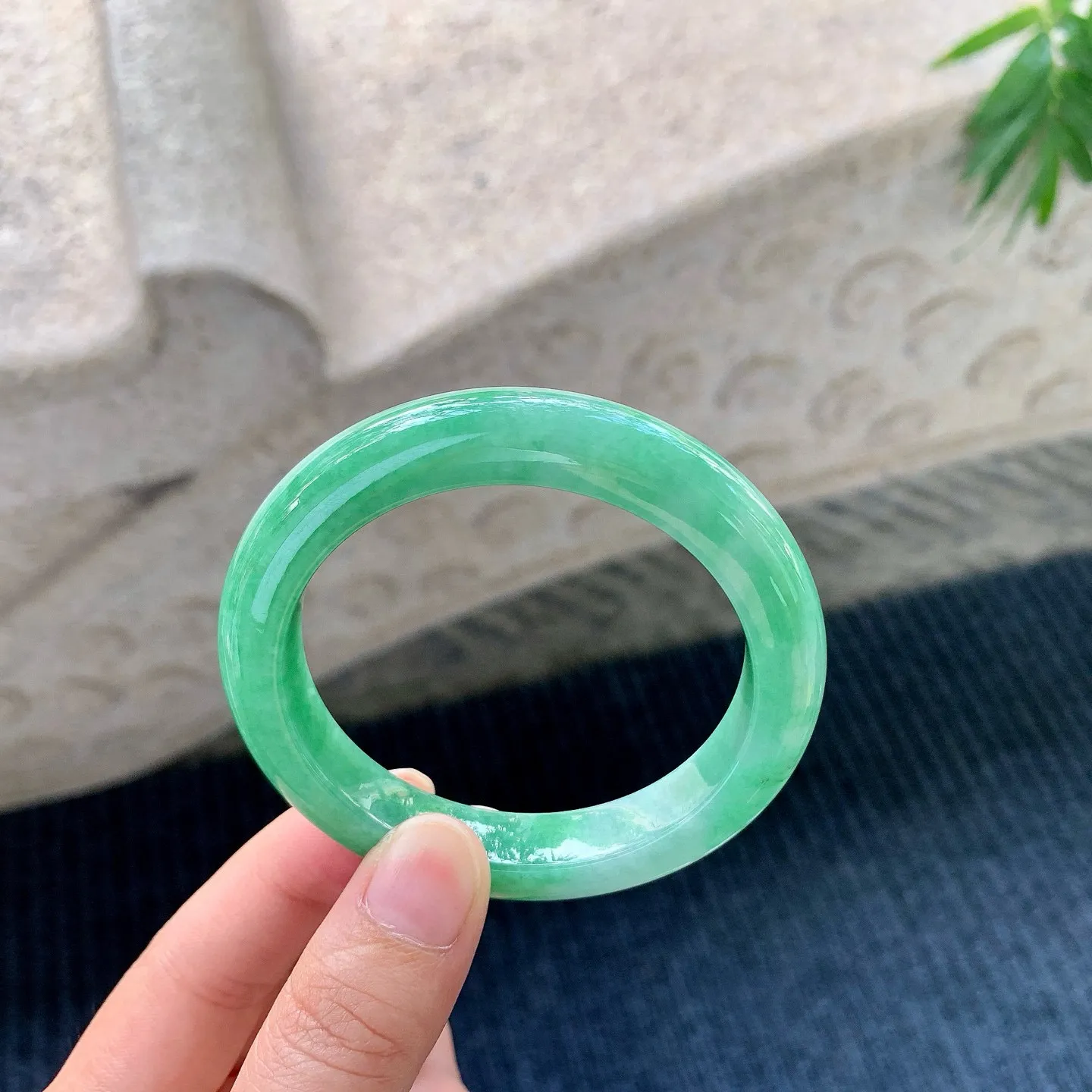 【圈口】53.3/10.3/8.7，糯冰满绿，水润，种老，细腻，无裂纹！