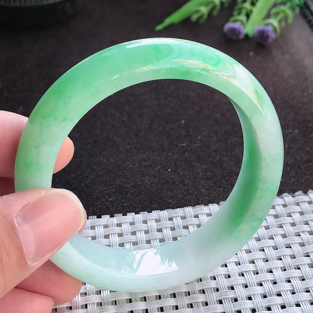 实拍A货翡翠54.8/14/8.5老坑精美温润飘绿手镯宽边玉镯手环