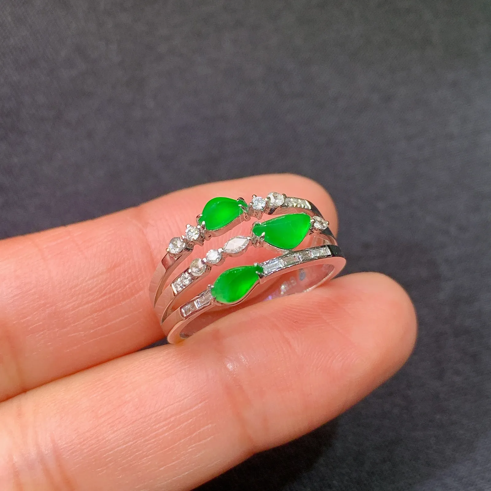 冰阳绿随形戒指，18k金镶嵌，款式新颖，冰润色阳，种水足，Of 圈口15 裸石5.2*2.3*2