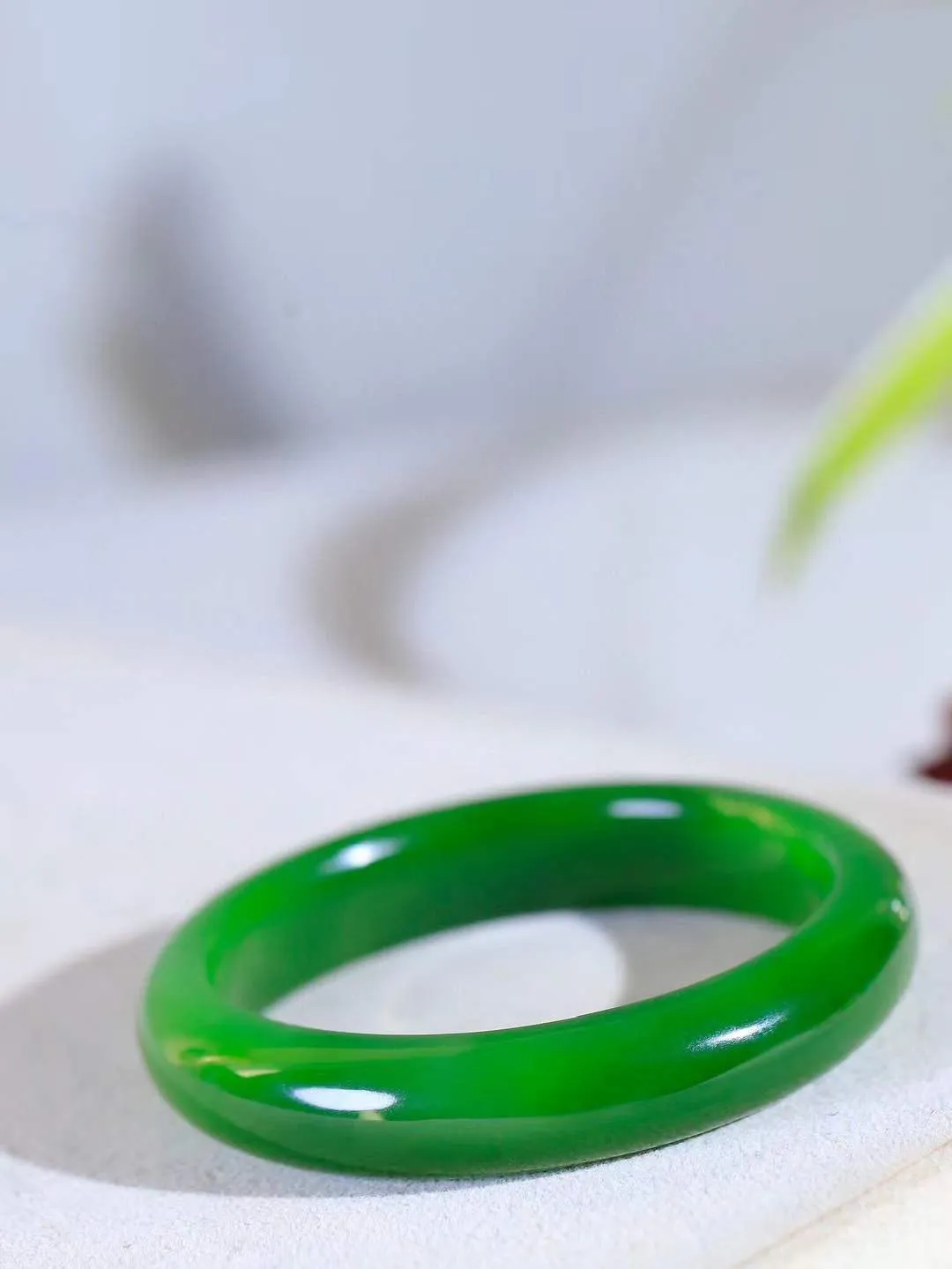 【碧波流转·手镯】

典藏级️和田玉碧玉手镯，玉质细腻温润，手感舒适，️线条流畅，简约大气，美自天成，佩戴于腕间，婉约之美，举手投足间透出那份低调奢华，醉人心扉。
重41.2克 内径圈口52mm尺寸11.8-7.5mm  FDA-1315808