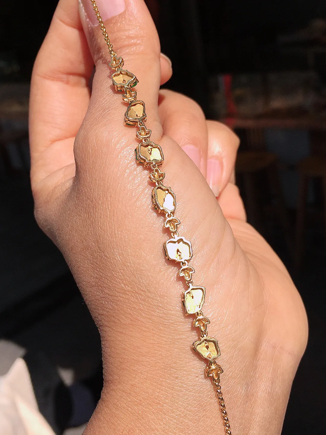 阳绿葫芦手链，色泽均匀艳丽，玉质细腻，荧光感超
强，饱满圆润，尽显优雅气质，18k
金豪华镶嵌