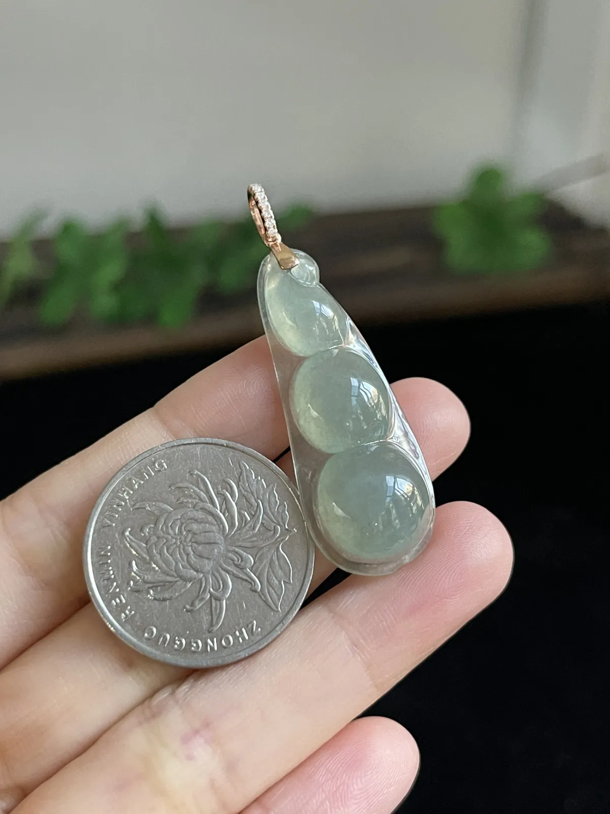 翡翠冰糯种浅绿色福豆，印记：G18K,伴钻石