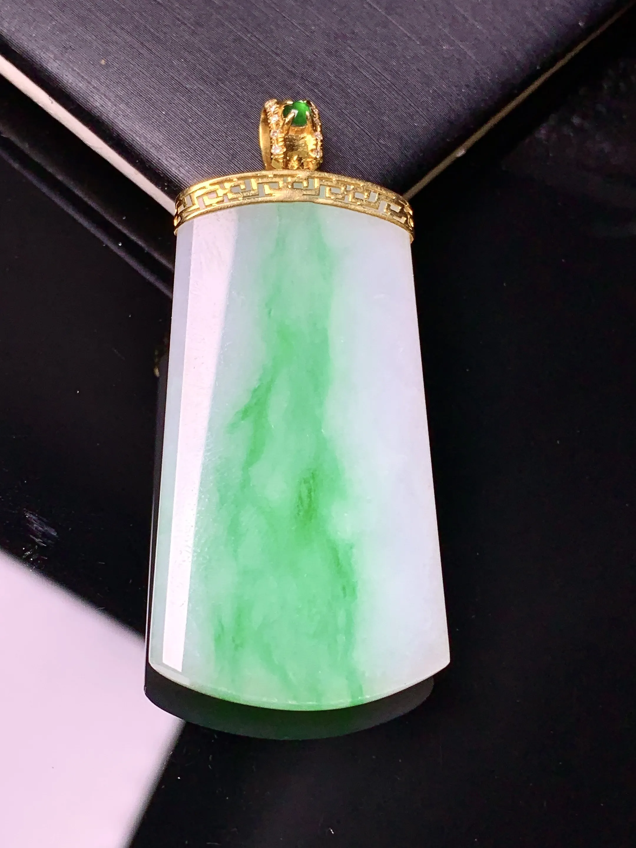 18k金镶嵌飘绿无事牌吊坠 玉质细腻 色泽艳丽清新 整体尺寸47.3*21.3*4.2