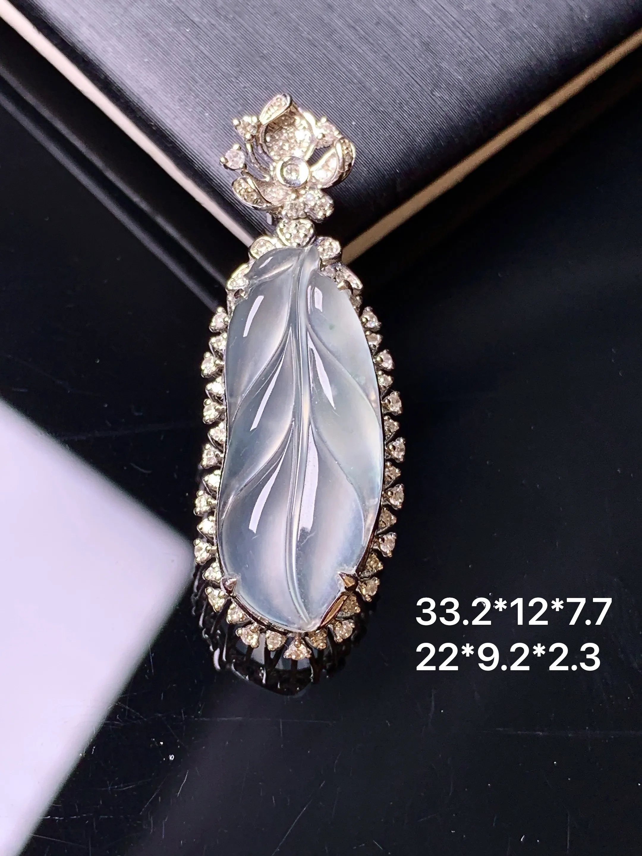 18k金钻镶嵌冰种树叶吊坠 玉质细腻 色泽艳丽清新 整体尺寸33.2*12*7.7