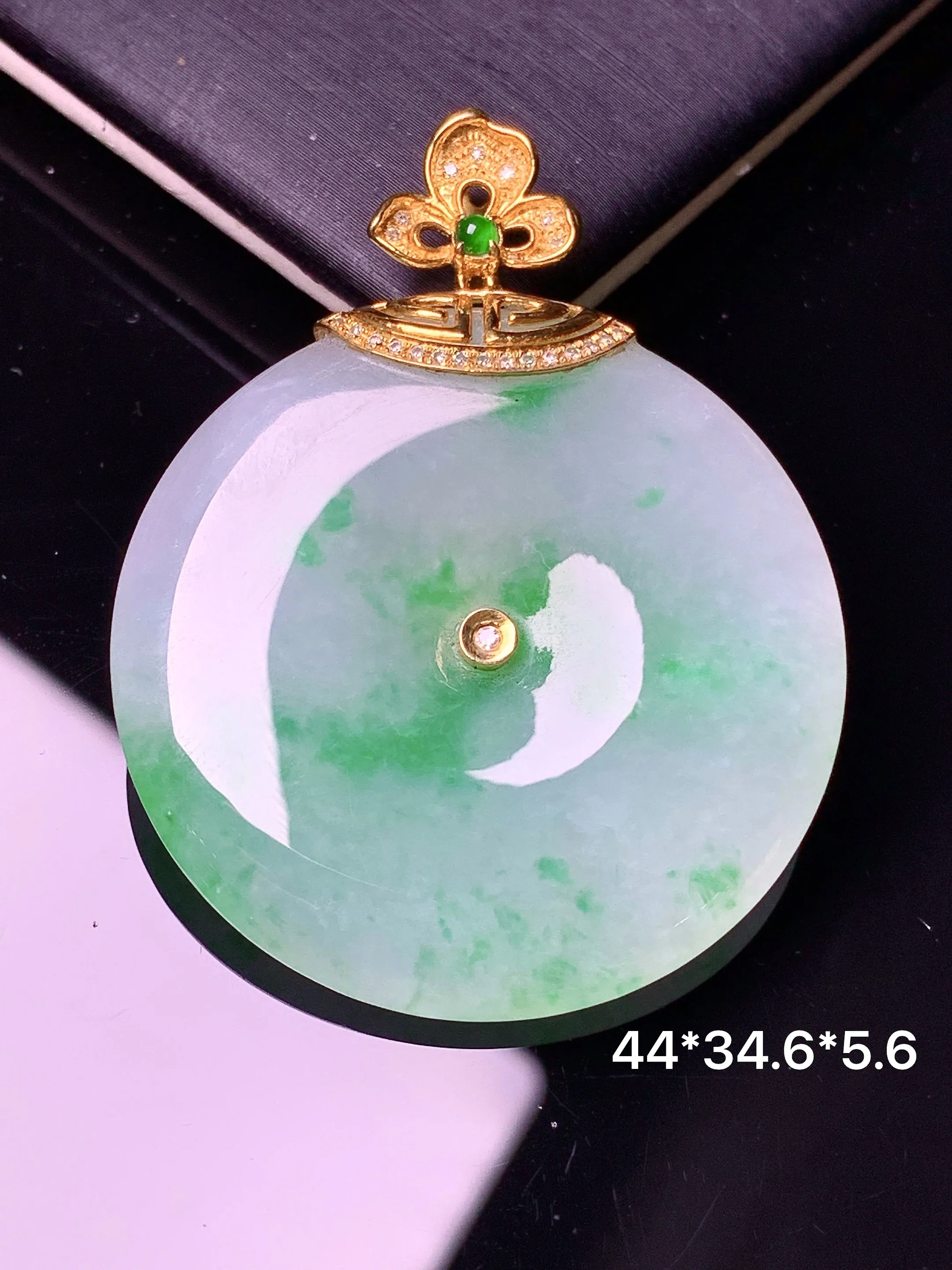 18k金镶嵌飘绿平安扣吊坠 玉质细腻 色泽艳丽清新 整体尺寸44*34.6*5.6