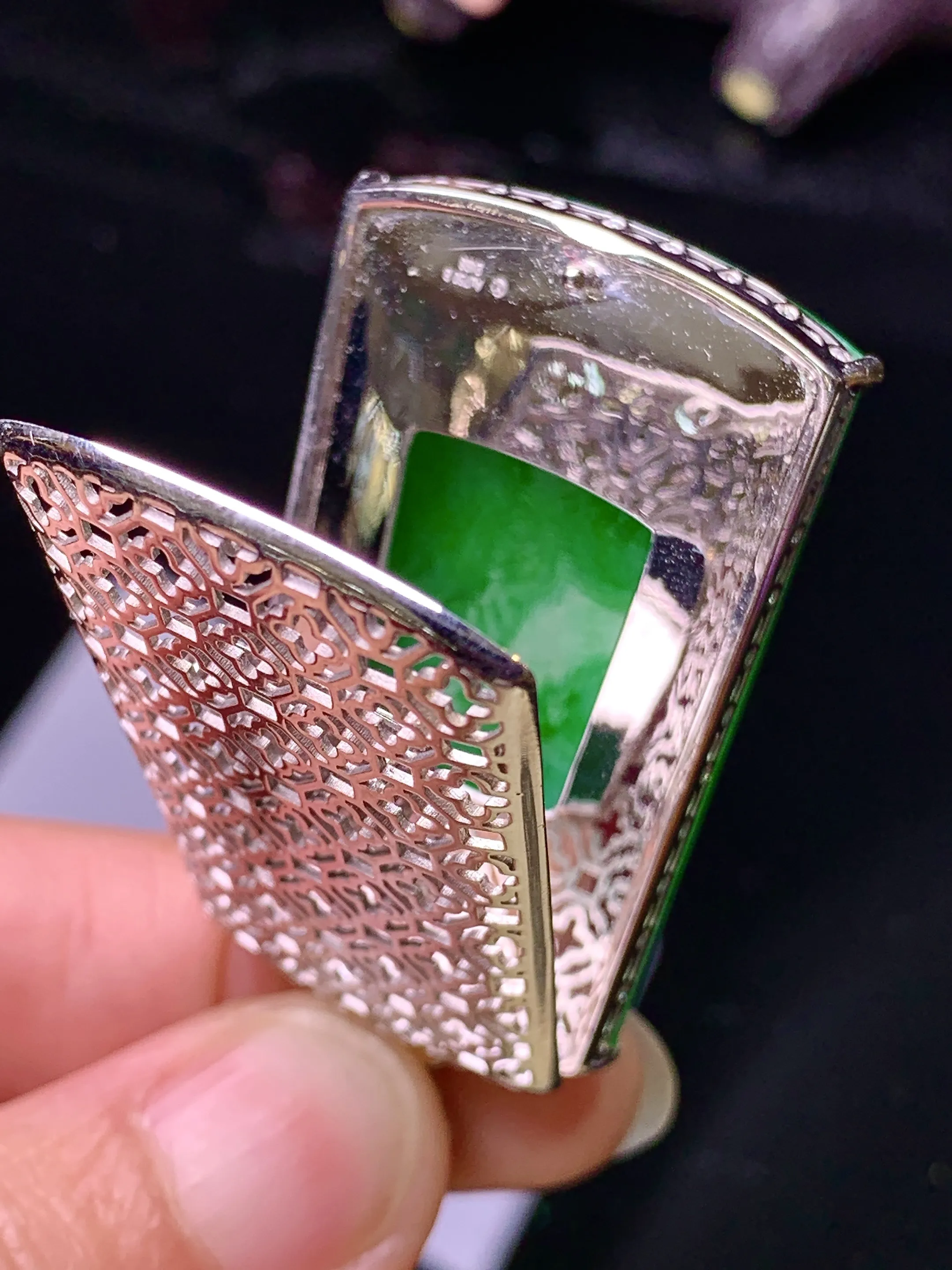 18k金镶嵌翠绿无事牌吊坠 玉质细腻 色泽艳丽清新 整体尺寸52.5*25*7