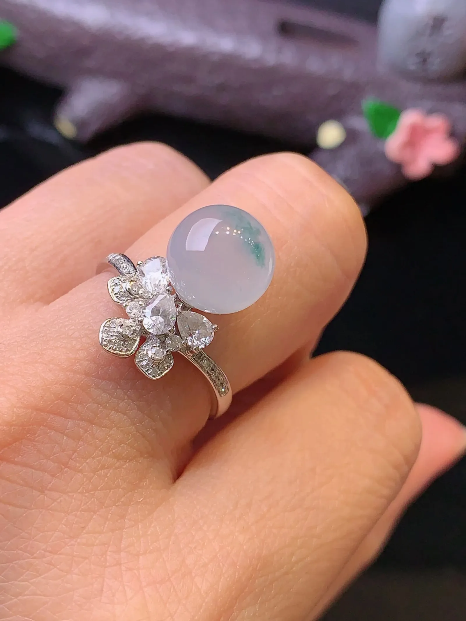 18k金钻镶嵌冰种飘绿圆珠戒指 玉质细腻 色泽艳丽清新 圈口14.5 整体尺寸10