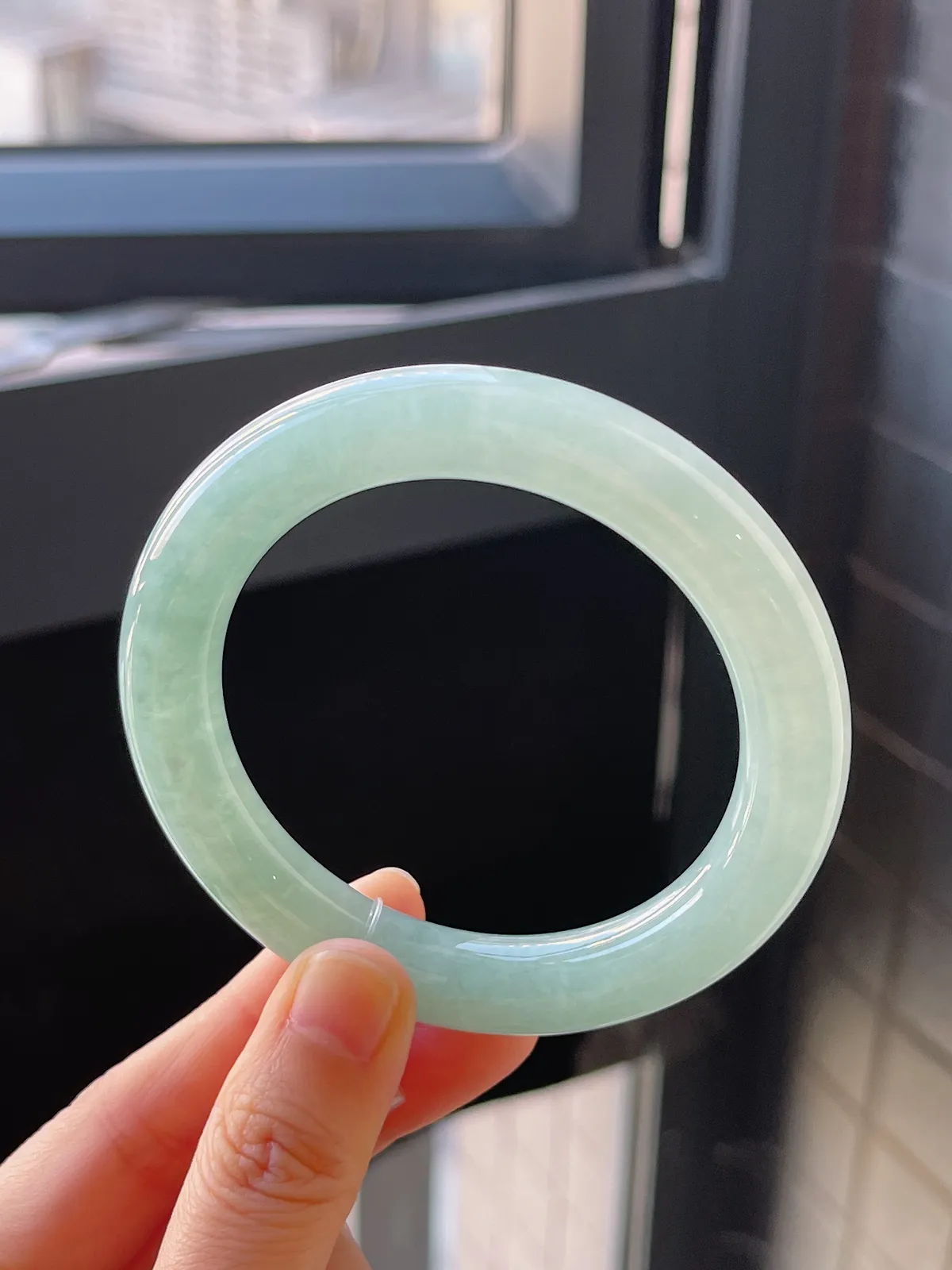 圆镯53圈口，翡翠冰糯种浅绿色手镯