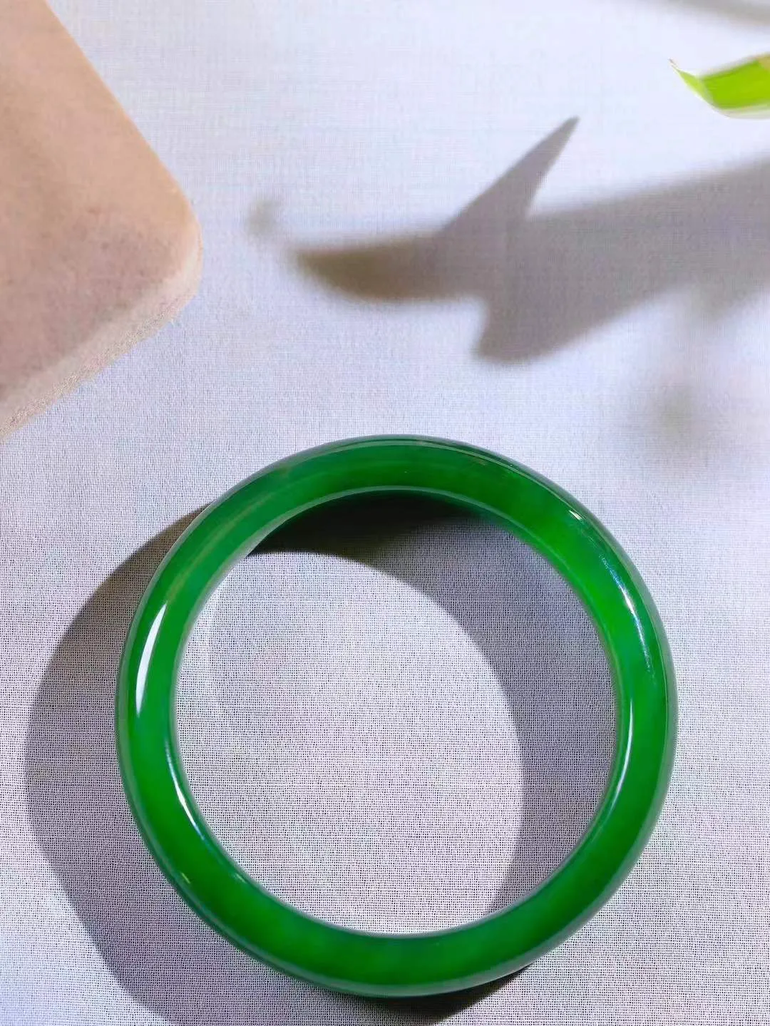 【花样年华·手镯】

精品和田玉碧玉手镯，质地油润细腻，色泽高贵典雅，镯型古朴典雅。在诗情画意的雨巷相遇，你是我腕间的一抹风情，有你眸有深情，清风荡漾湖间静水，我愿俯身低眉，在烟波涟漪处，寻你深情倩影。内径54.5mm尺寸12-8mm 重45.4克fDA-7812847