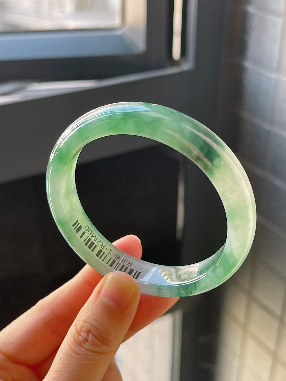 正圈55.6圈口，翡翠冰糯种飘绿手镯