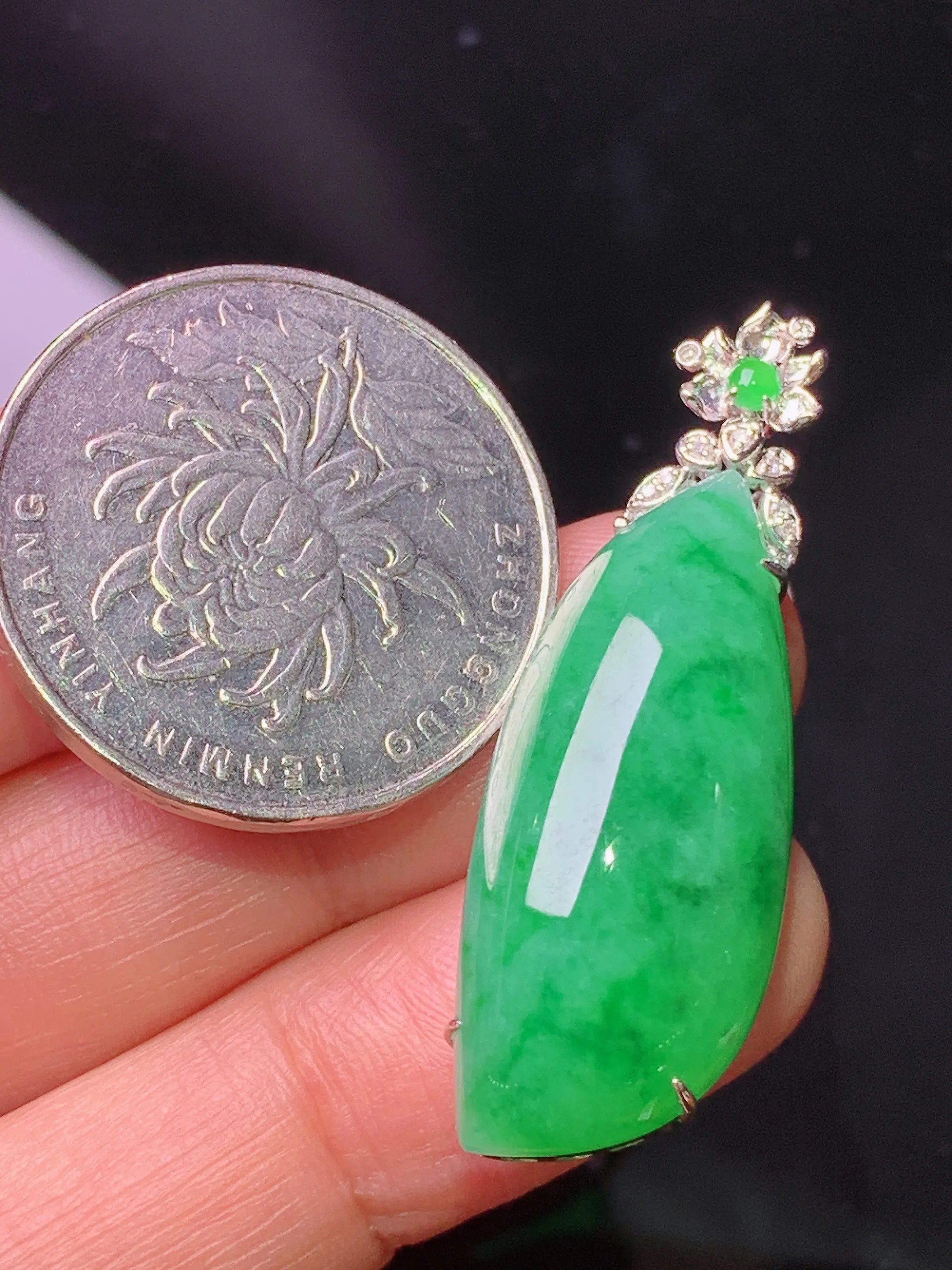 18k金钻镶嵌飘绿福瓜吊坠 玉质细腻 色泽艳丽清新 整体尺寸38.8*12.8*9.2