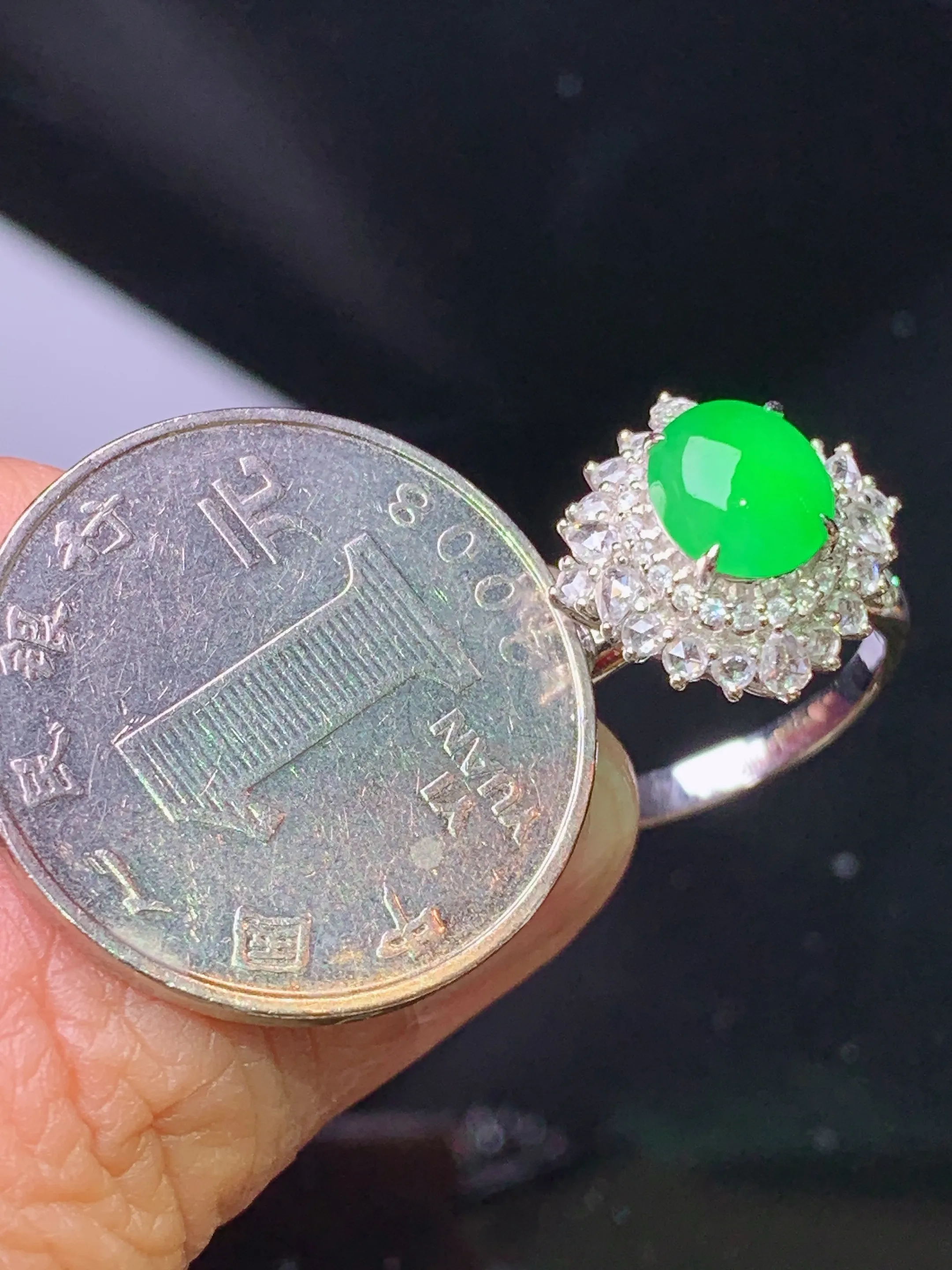 18k金钻镶嵌满绿蛋面戒指 玉质细腻 色泽艳丽清新 圈口14 整体尺寸14.5*15*11