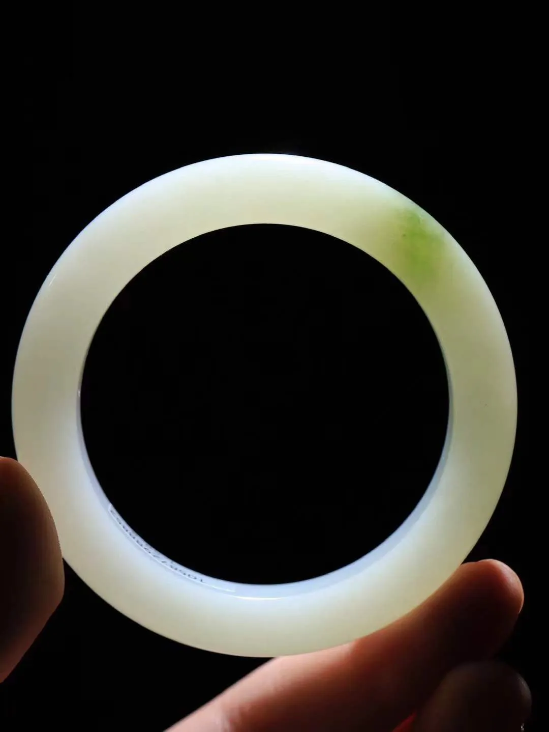 【婉约佳人.手镯】

精品️和田玉白玉带翠手镯 玉质温润细腻 油性十足 手感舒适，高华雅逸，线条流畅，简约大气，美自天成，素雅高贵。佩戴于腕间，婉约之美，举手投足间透出那份低调奢华。重58.7克 内径52.5mm  尺寸12.7-9.6mm   FDA-1114833