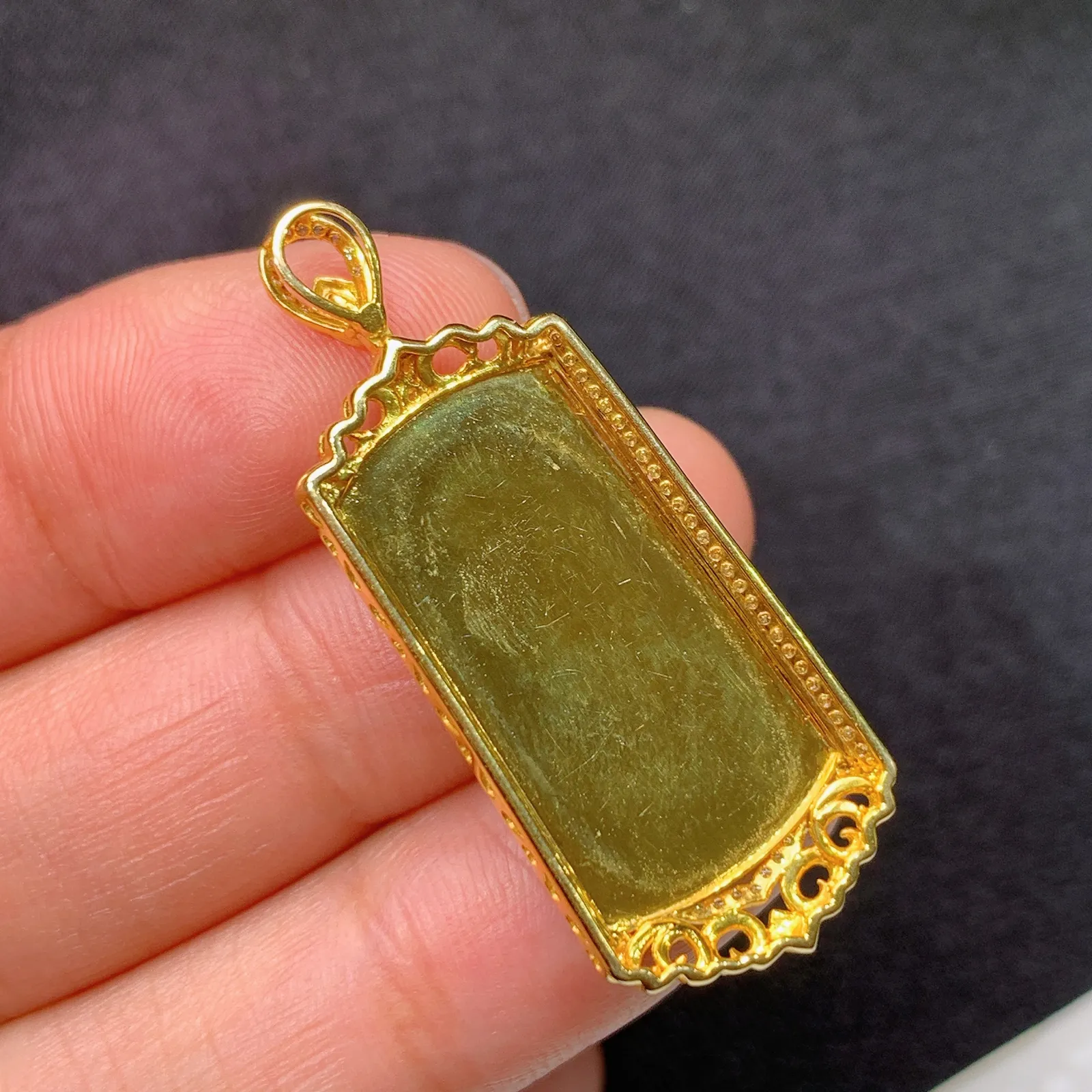 阳绿无事牌吊坠，18k金镶嵌，冰润色阳，种老水足，Of 尺寸39.3*15.6*5.8