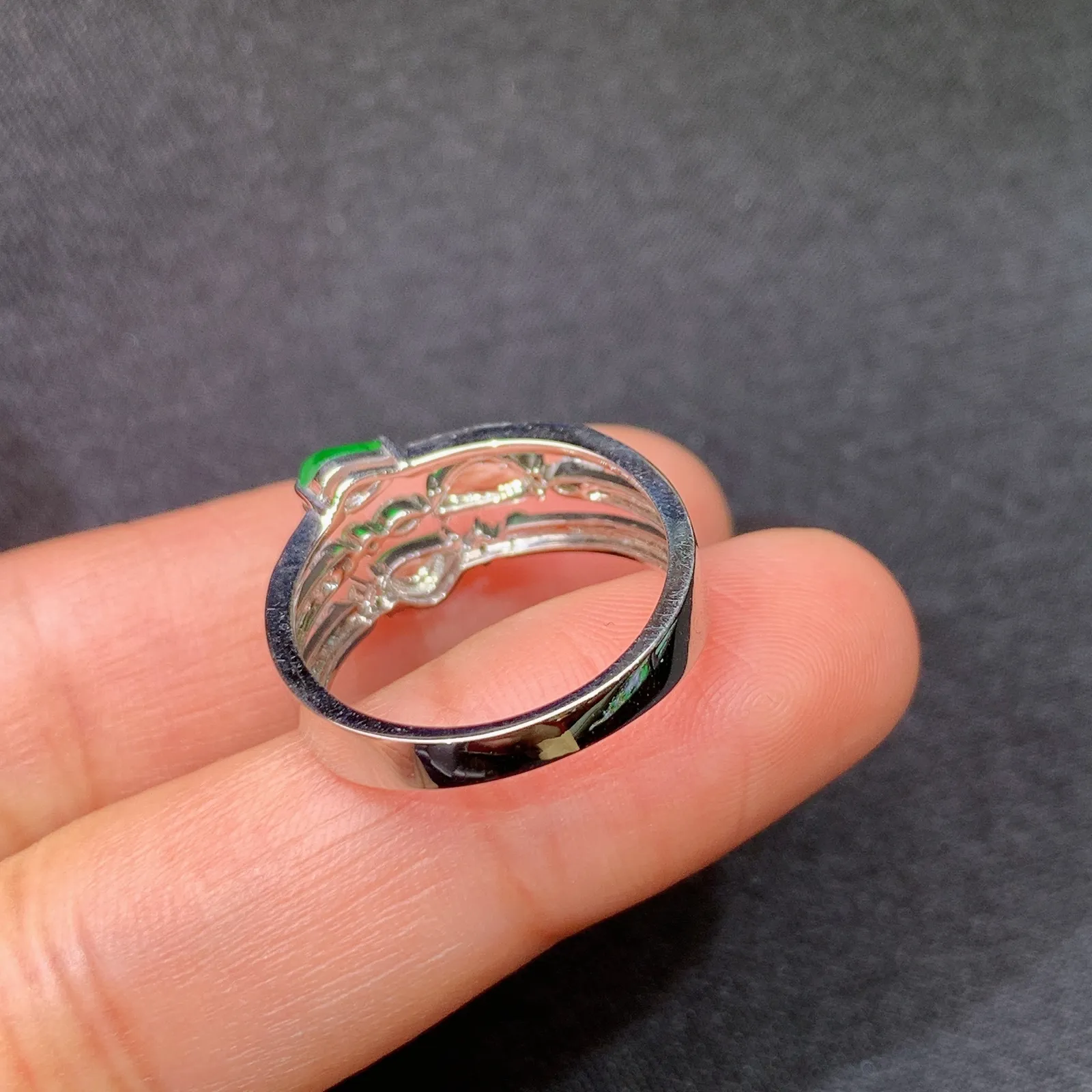 冰阳绿随形戒指，18k金镶嵌，款式新颖，冰润色阳，种水足，Of 圈口15 裸石5.2*2.3*2