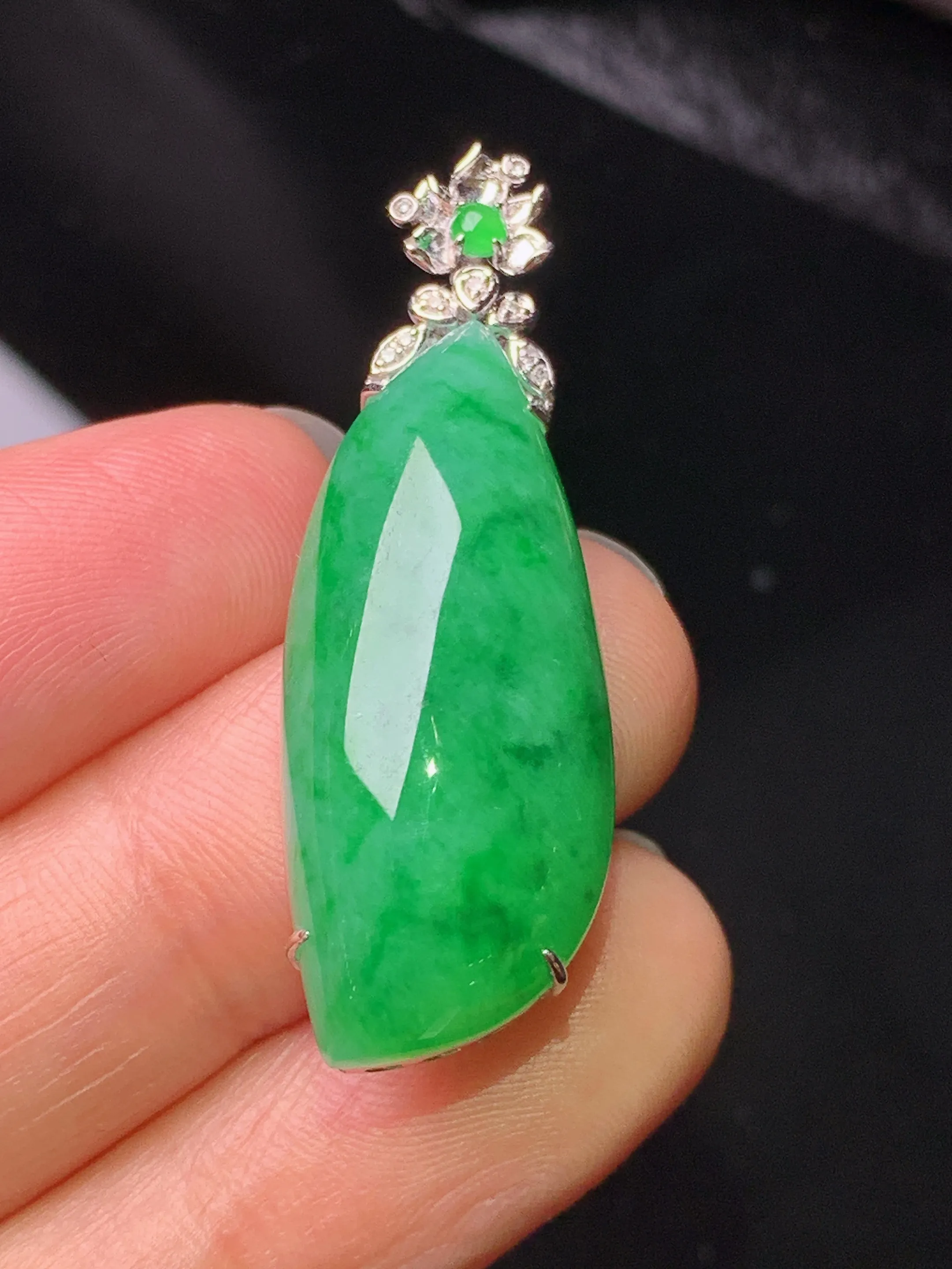18k金钻镶嵌飘绿福瓜吊坠 玉质细腻 色泽艳丽清新 整体尺寸38.8*12.8*9.2