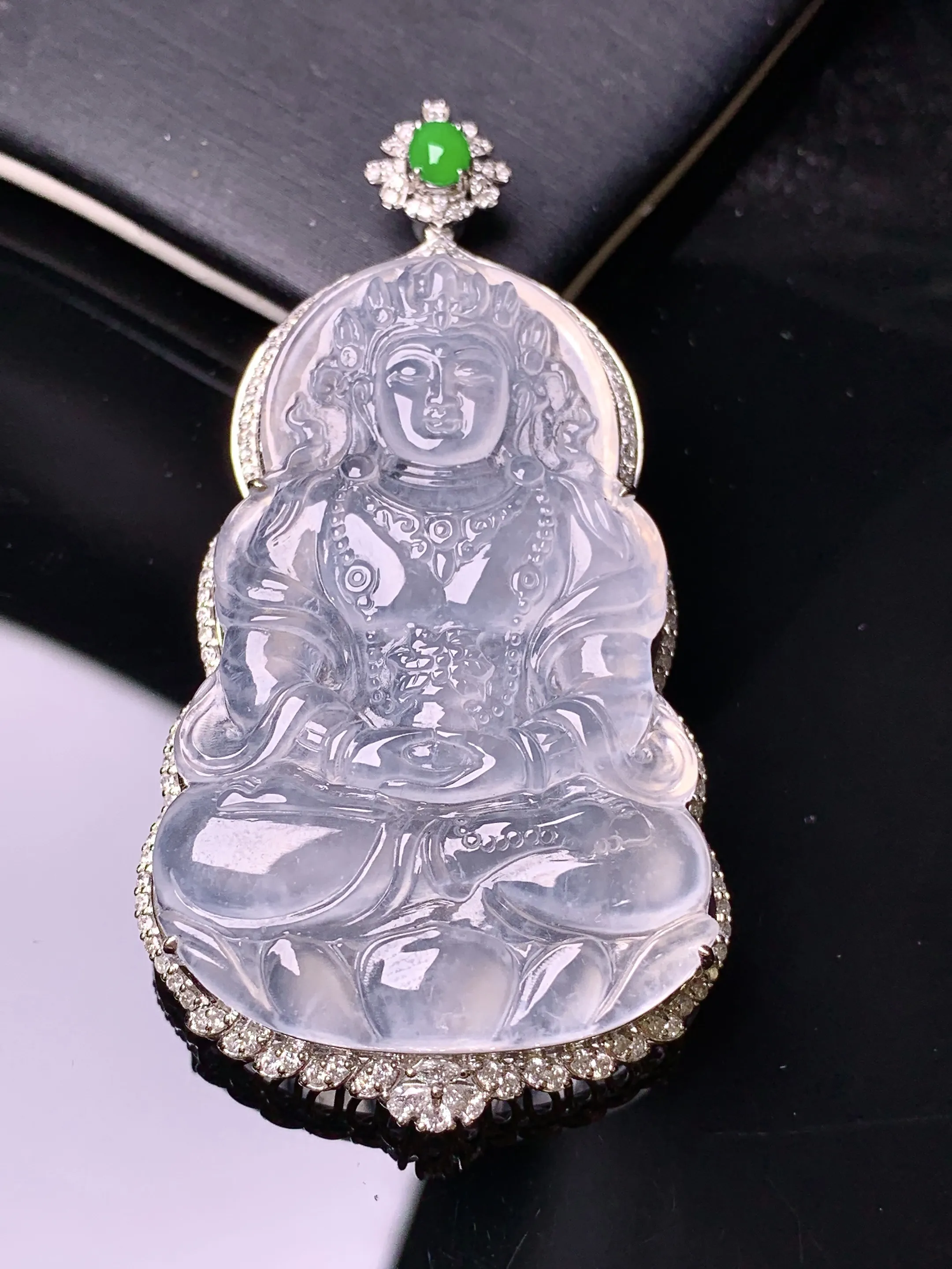 18k金钻镶嵌冰种度母观音菩萨吊坠 玉质细腻 色泽艳丽清新 整体尺寸62.8*32.7*10