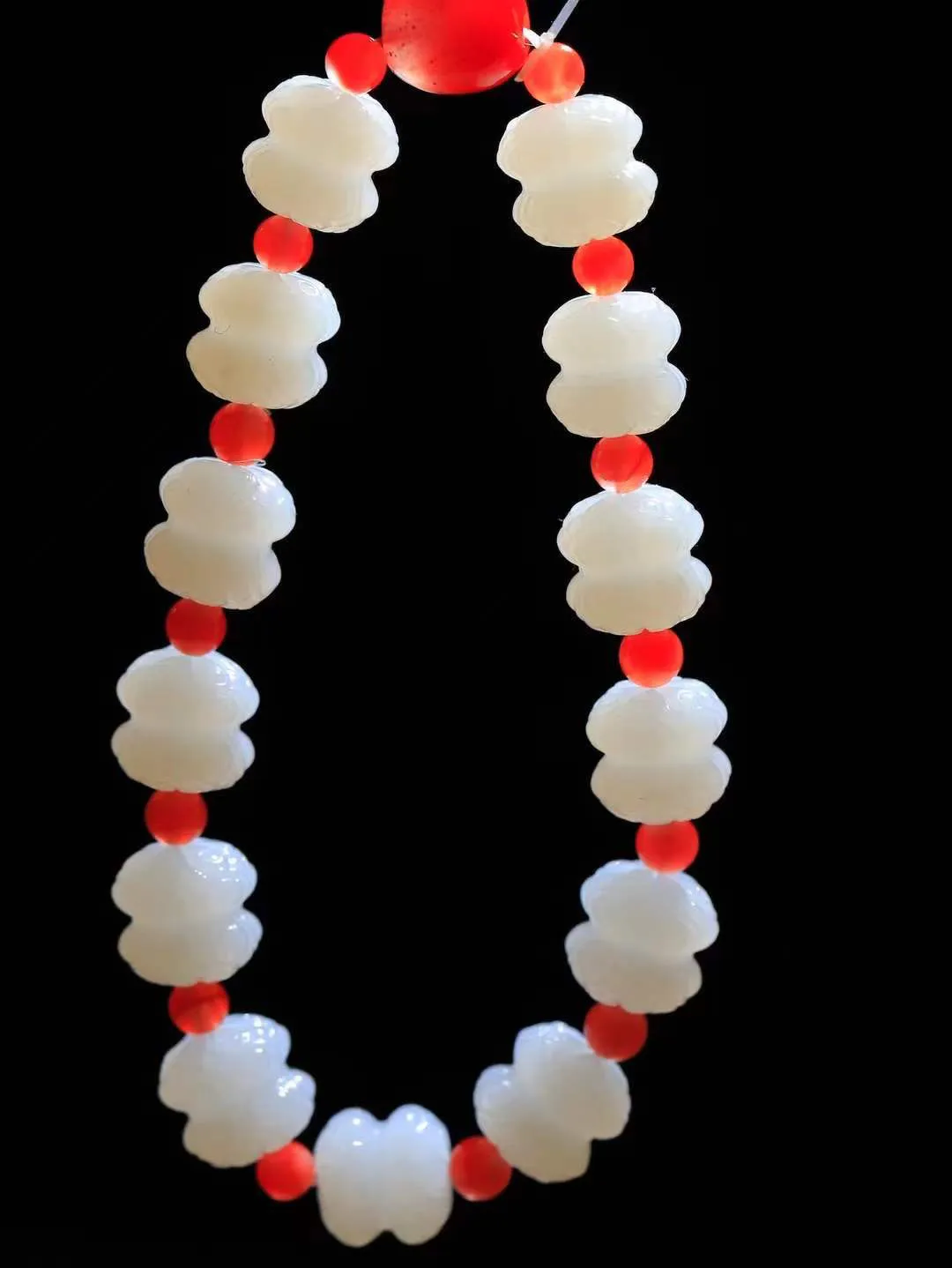 【莲花.手串】

精品和田玉白玉莲花手串，器形优雅，小巧精致，翠色浓郁，玉质细腻油润、手感上佳，颗颗精雕莲花，将荷花出淤泥而不染，濯清涟而不妖的气韵，刻画的淋漓尽致。尺寸取一11.7-12mm，重42.5克 FDA-3615820