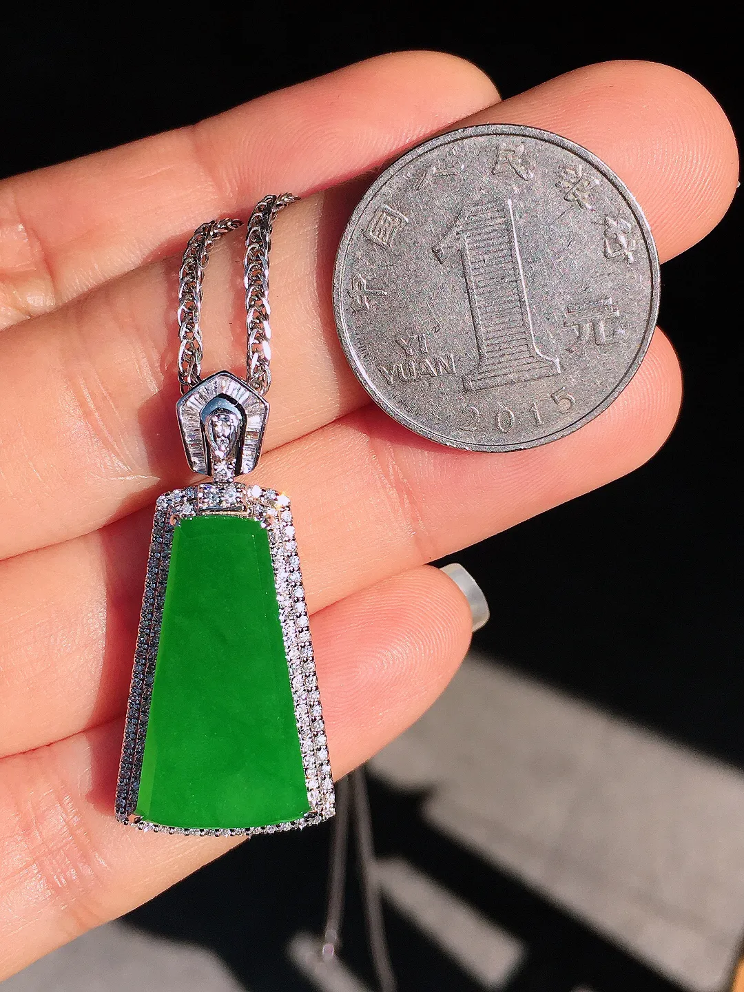 阳绿无事牌吊坠，色泽均匀艳丽，玉质细腻，荧光感超
强，饱满圆润，尽显优雅气质，18k
金豪华镶嵌