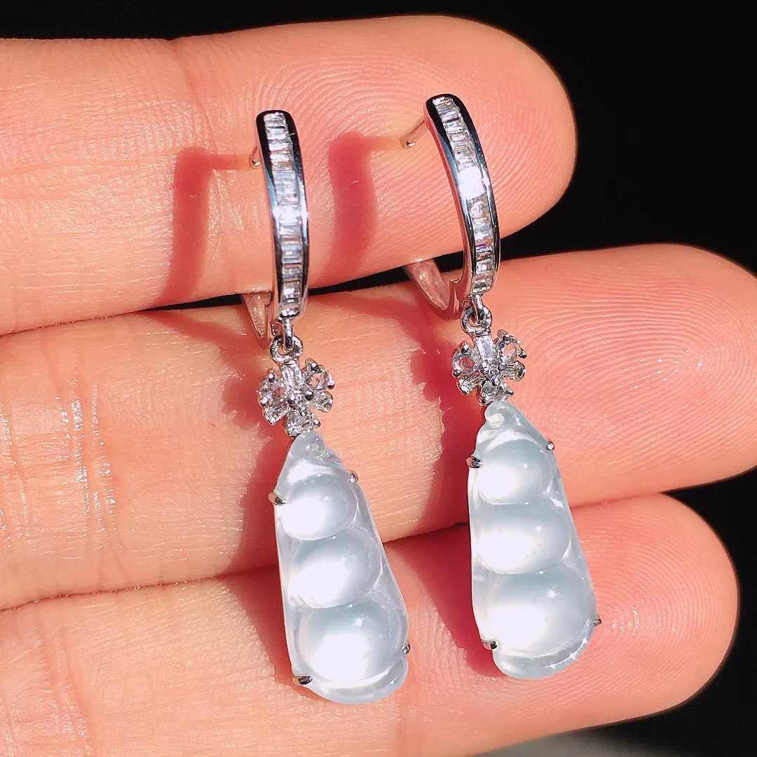 冰种福豆耳坠，玉质细腻，荧光感超
强，饱满圆润，尽显优雅气质，18k
金豪华镶嵌