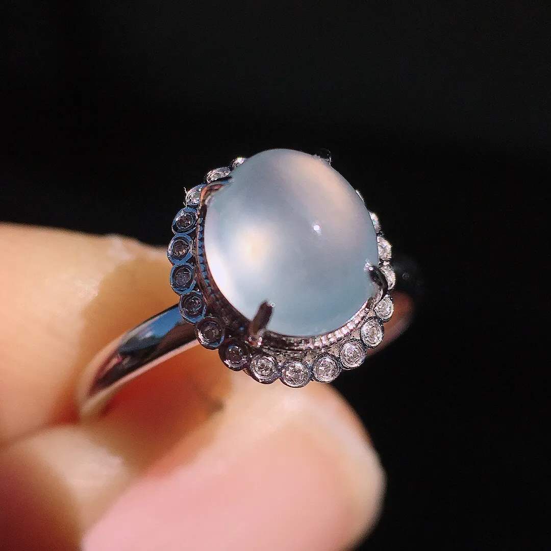 冰种蛋面戒指，玉质细腻，荧光感超
强，饱满圆润，尽显优雅气质，18k
金豪华镶嵌