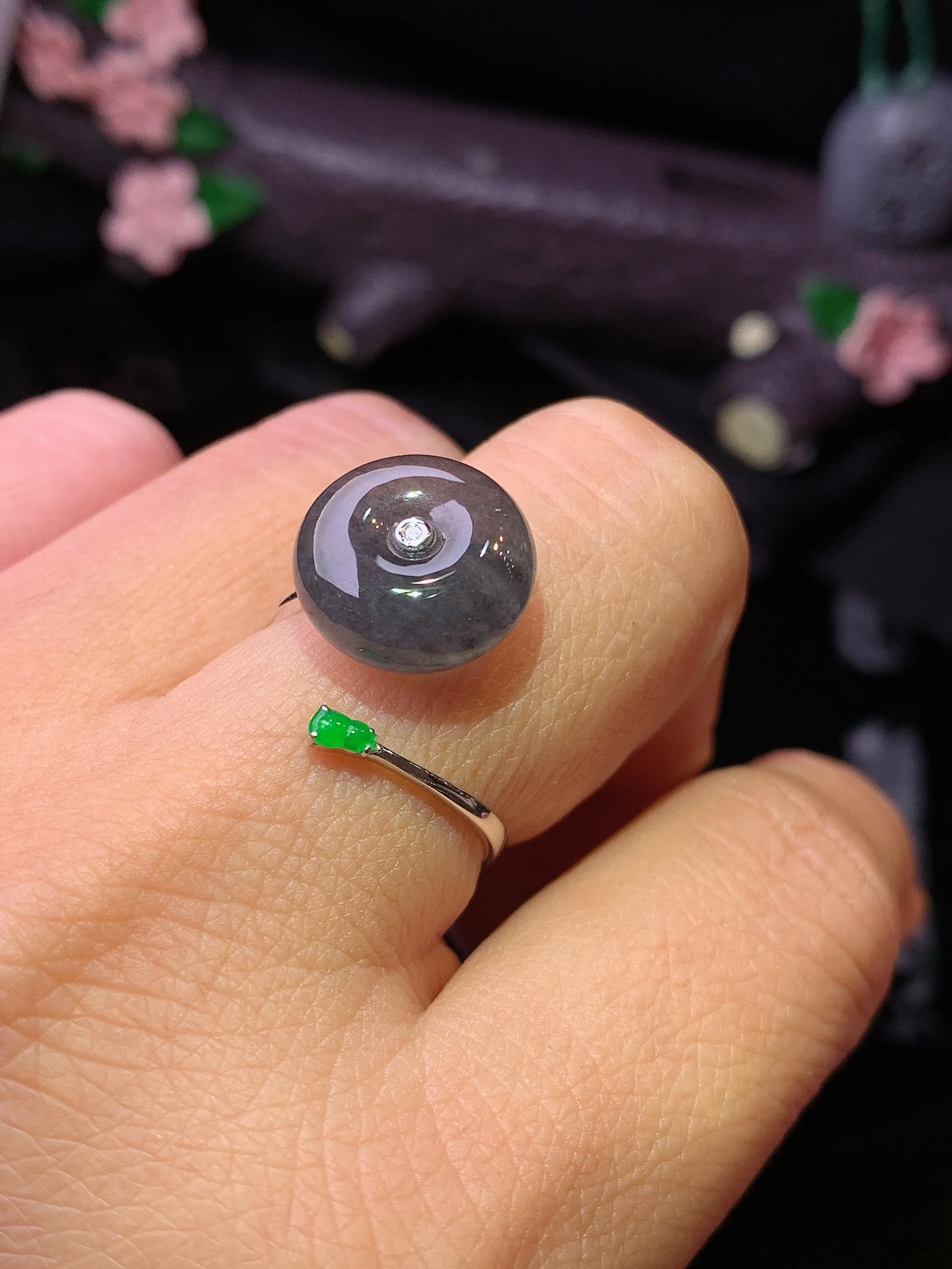 18k金钻镶嵌乌鸡平安扣戒指 玉质细腻 色泽艳丽清新 圈口14.5整体尺寸12.5*5.8