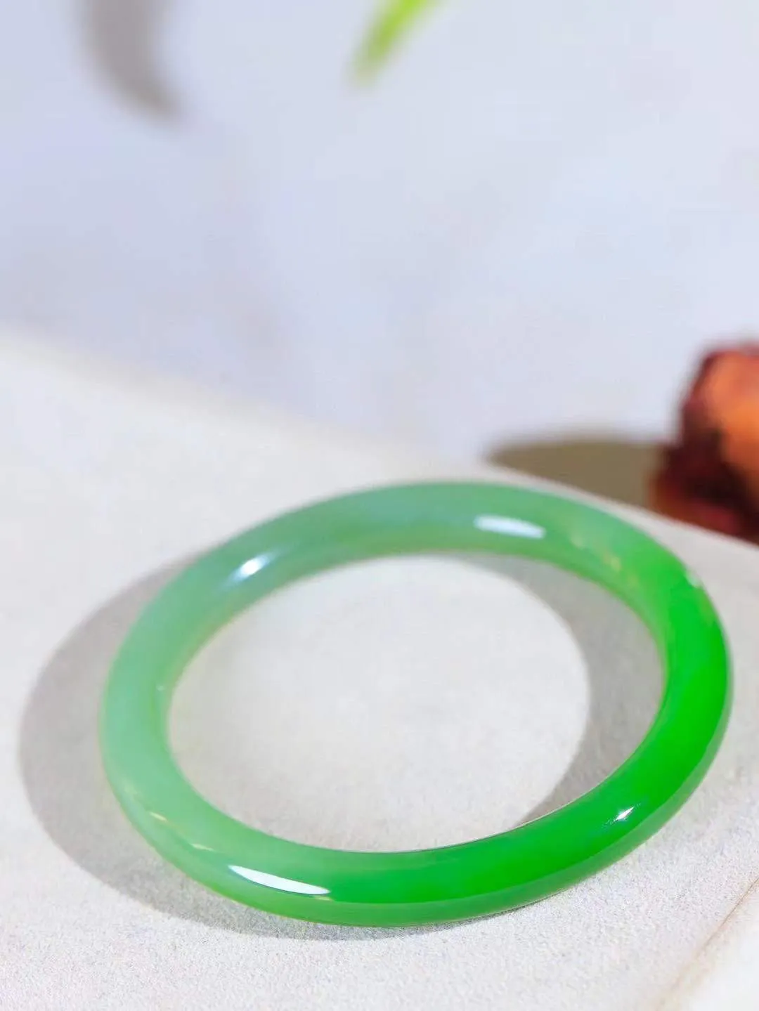 【碧波流转·手镯】

收藏级臻品️️和田玉碧玉圆条手镯，玉质细腻温润，手感舒适，️线条流畅，简约大气，美自天成，佩戴于腕间，婉约之美，举手投足间透出那份低调奢华，醉人心扉。
重32克 内径圈口56mm尺寸8-8.2mm  FDA-1315808