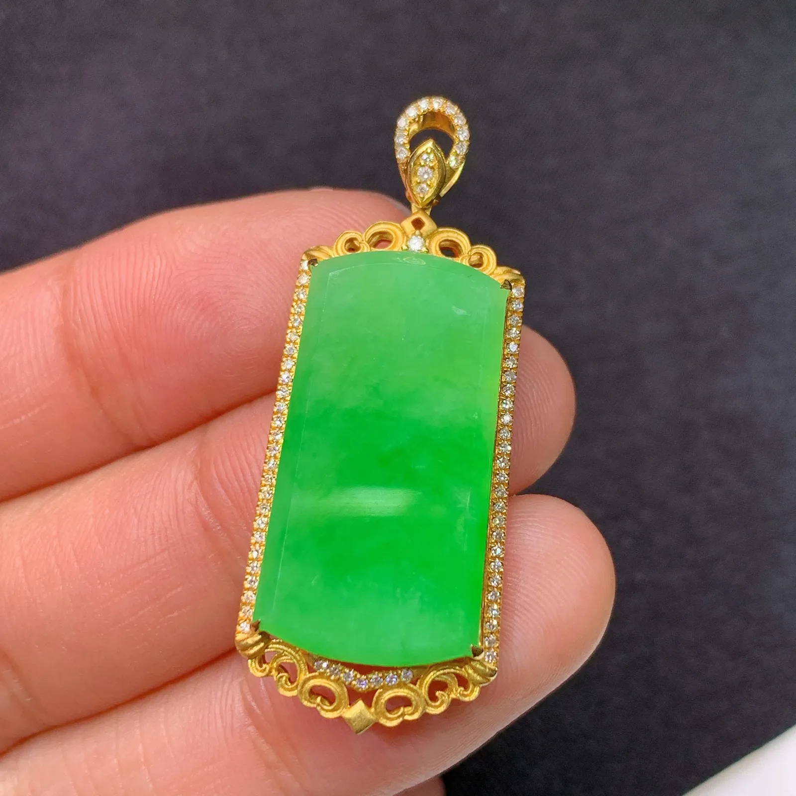 阳绿无事牌吊坠，18k金镶嵌，冰润色阳，种老水足，Of 尺寸39.3*15.6*5.8