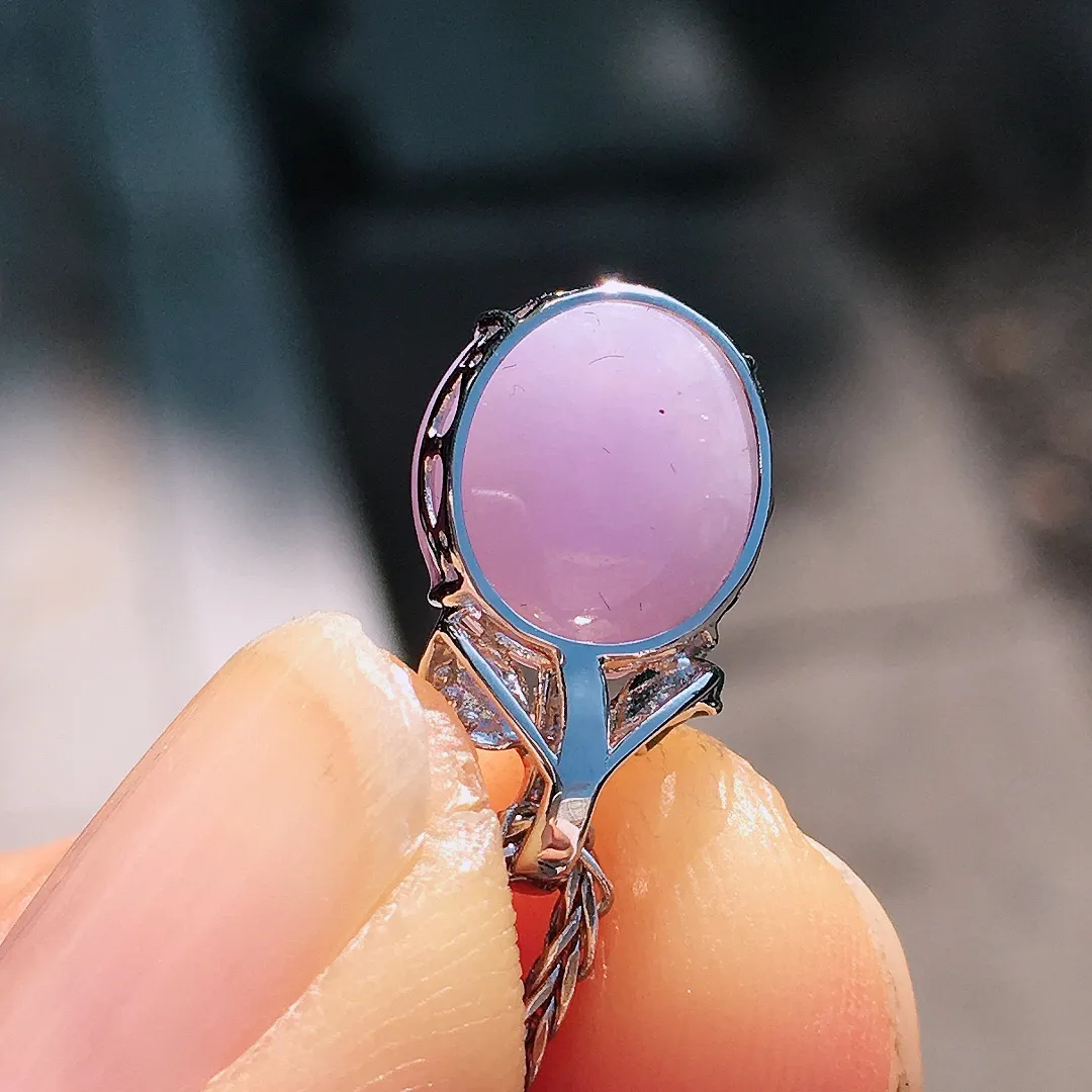 紫罗兰蛋面吊坠，色泽均匀艳丽，玉质细腻，荧光感超
强，饱满圆润，尽显优雅气质，18k
金豪华镶嵌