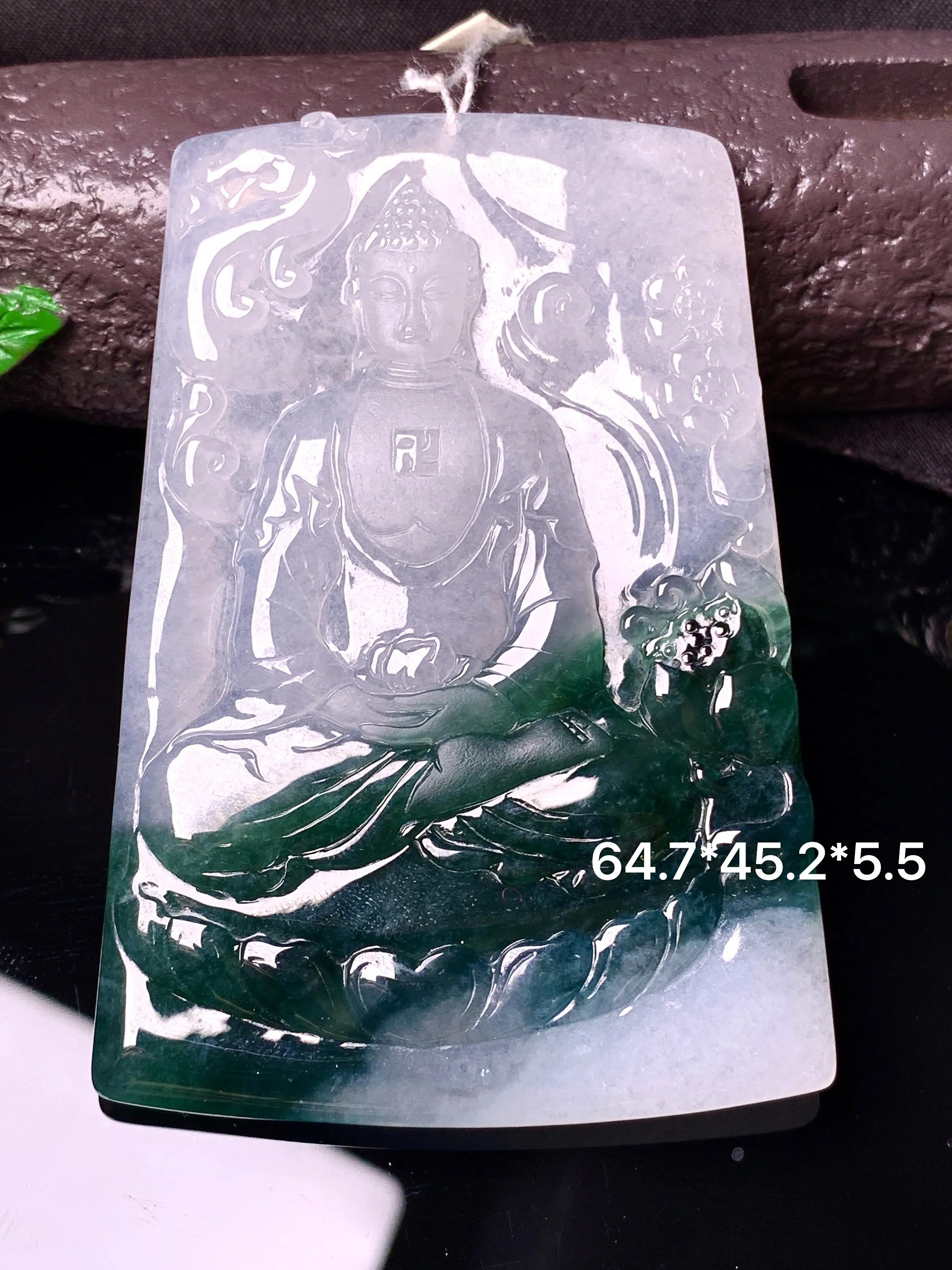 飘绿大日如来佛祖吊坠 玉质细腻 色泽艳丽清新 整体尺寸64.7*45.2*5.5