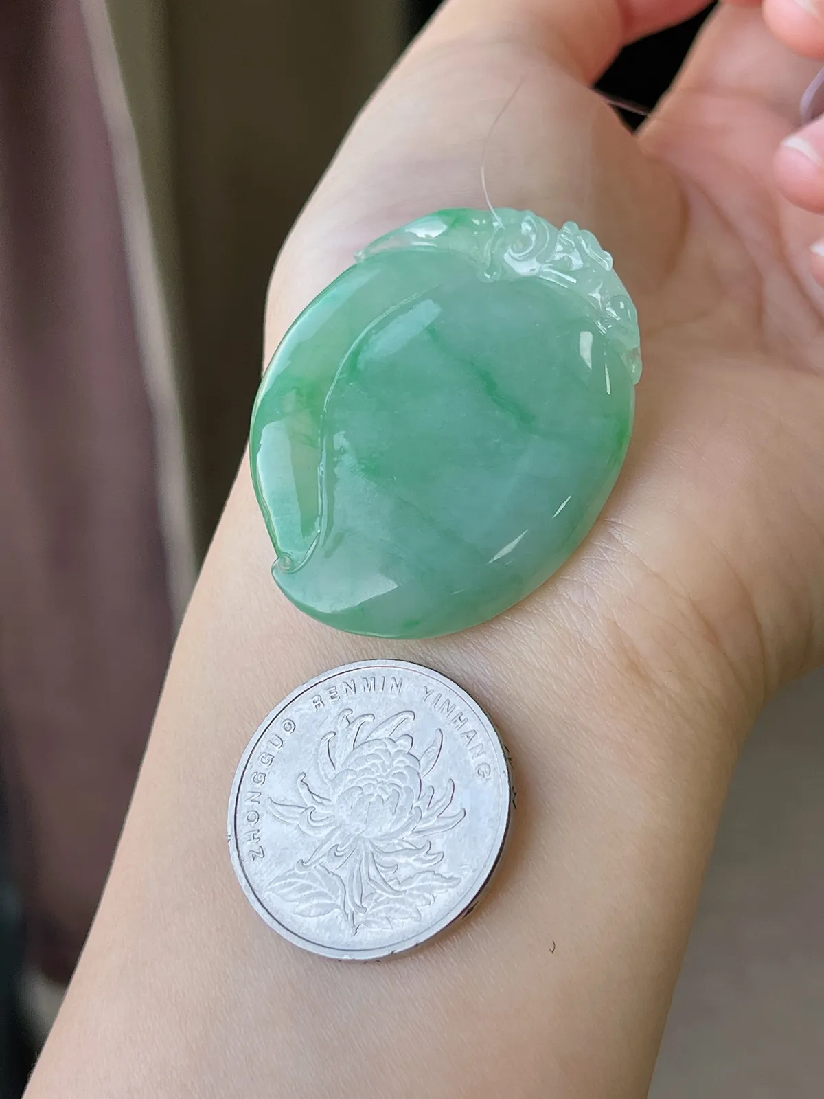 翡翠冰糯种淡绿色飘花福瓜挂坠