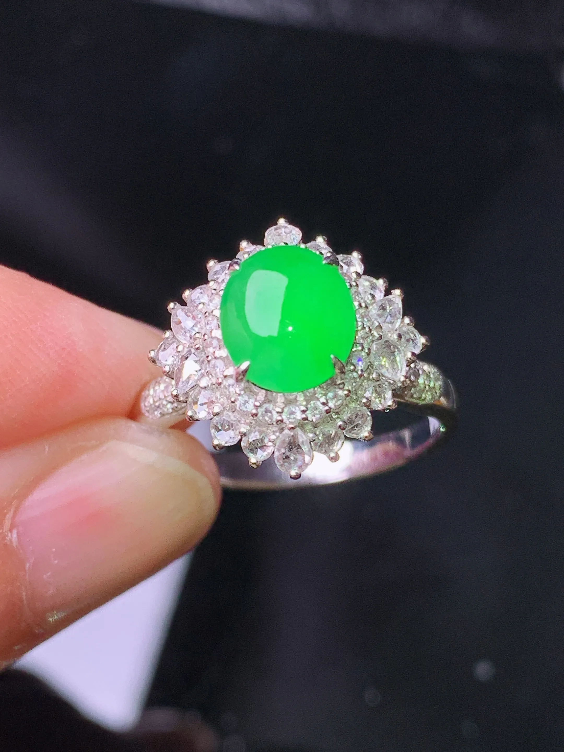 18k金钻镶嵌满绿蛋面戒指 玉质细腻 色泽艳丽清新 圈口14 整体尺寸14.5*15*11