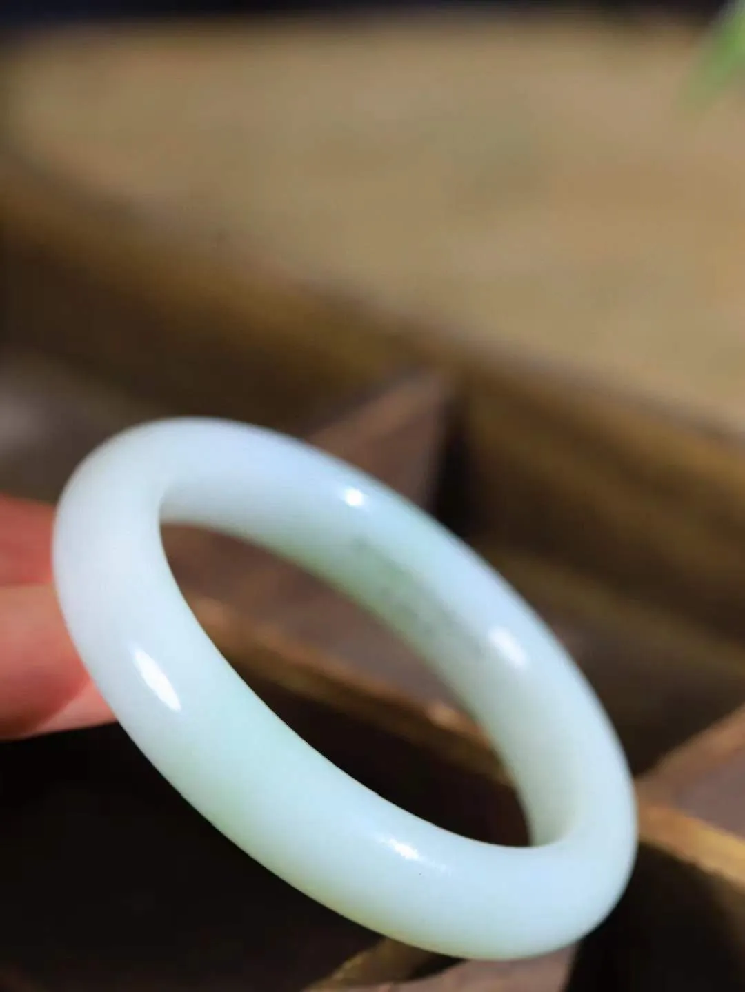 【一见钟情·手镯】

精品和田玉翠青手镯。镯型饱满，温润细腻，脂润沁香。️执一卷书，沏一盏茶，着一袭裙，戴一只镯。淡淡浅笺，素心若兰，静赏玉中诗画。悠悠岁月，芊手轻摘，盛满诗样芳华。重54克   内径圈口54mm 尺寸12.5-9.2mm  FDA-1516833