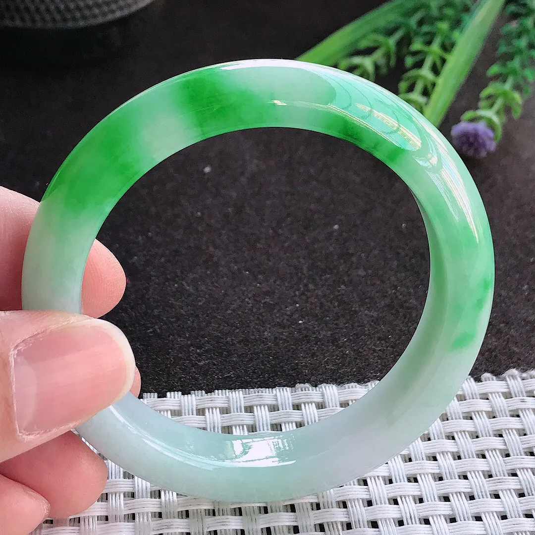 实拍A货翡翠52.5/11.3/8.3老坑精美冰润辣阳绿手镯宽边玉镯手环