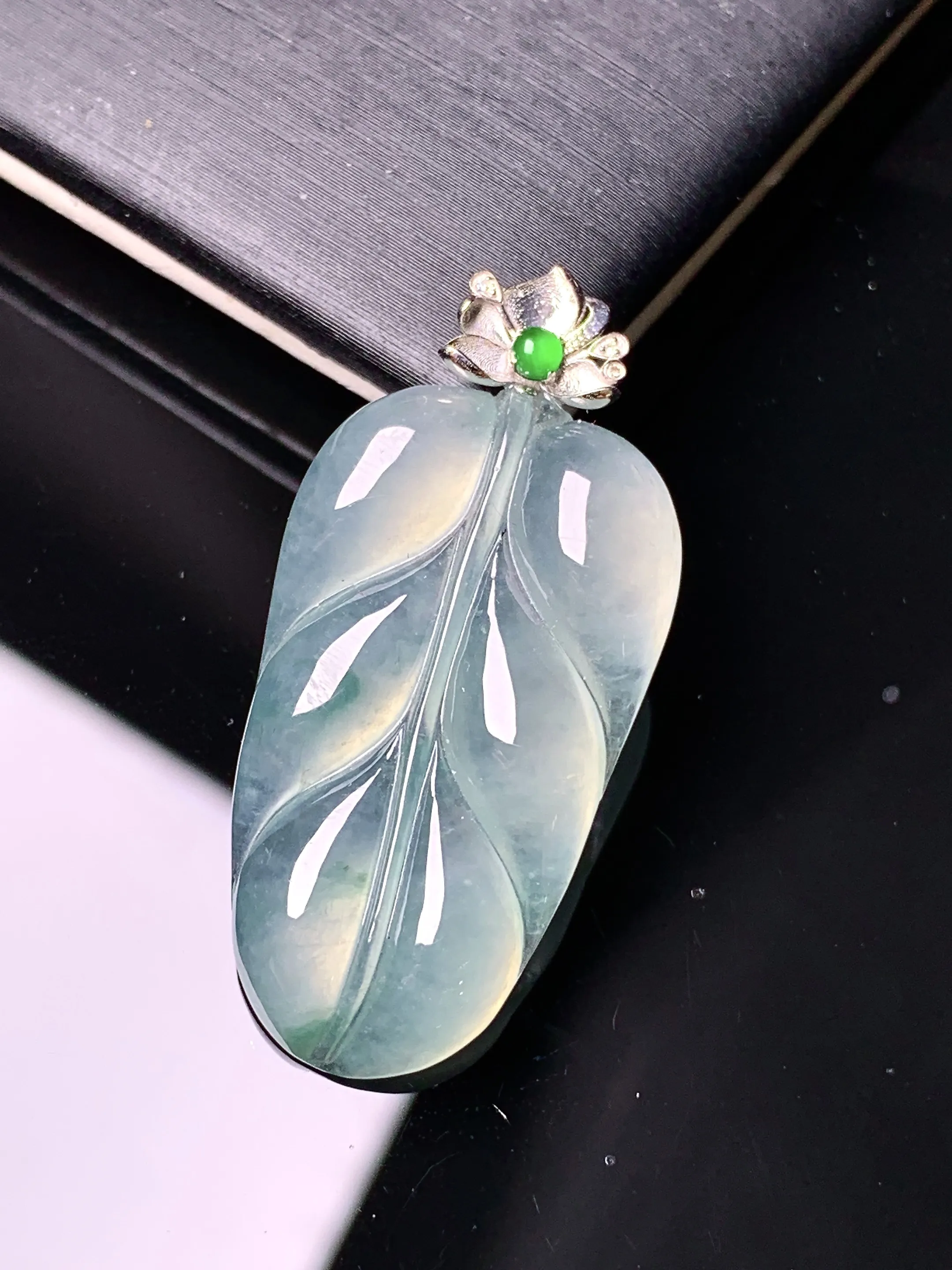18k金镶嵌冰种树叶吊坠 玉质细腻 色泽艳丽清新 整体尺寸36.6*17.2*5